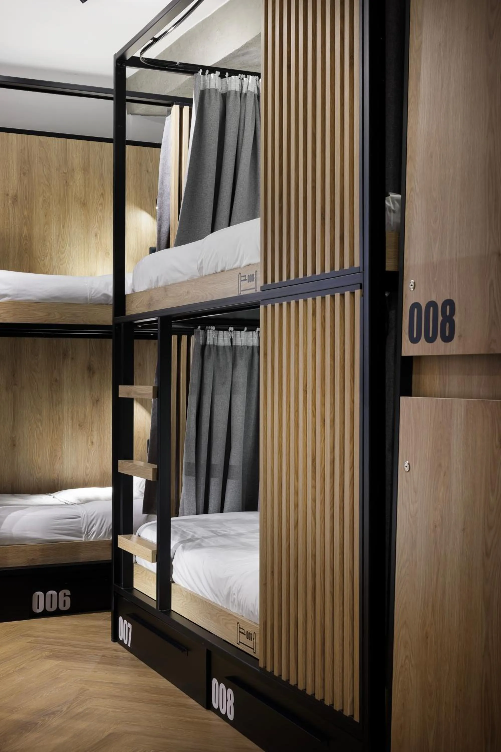 Bed in Retroverse Eccentric Stay