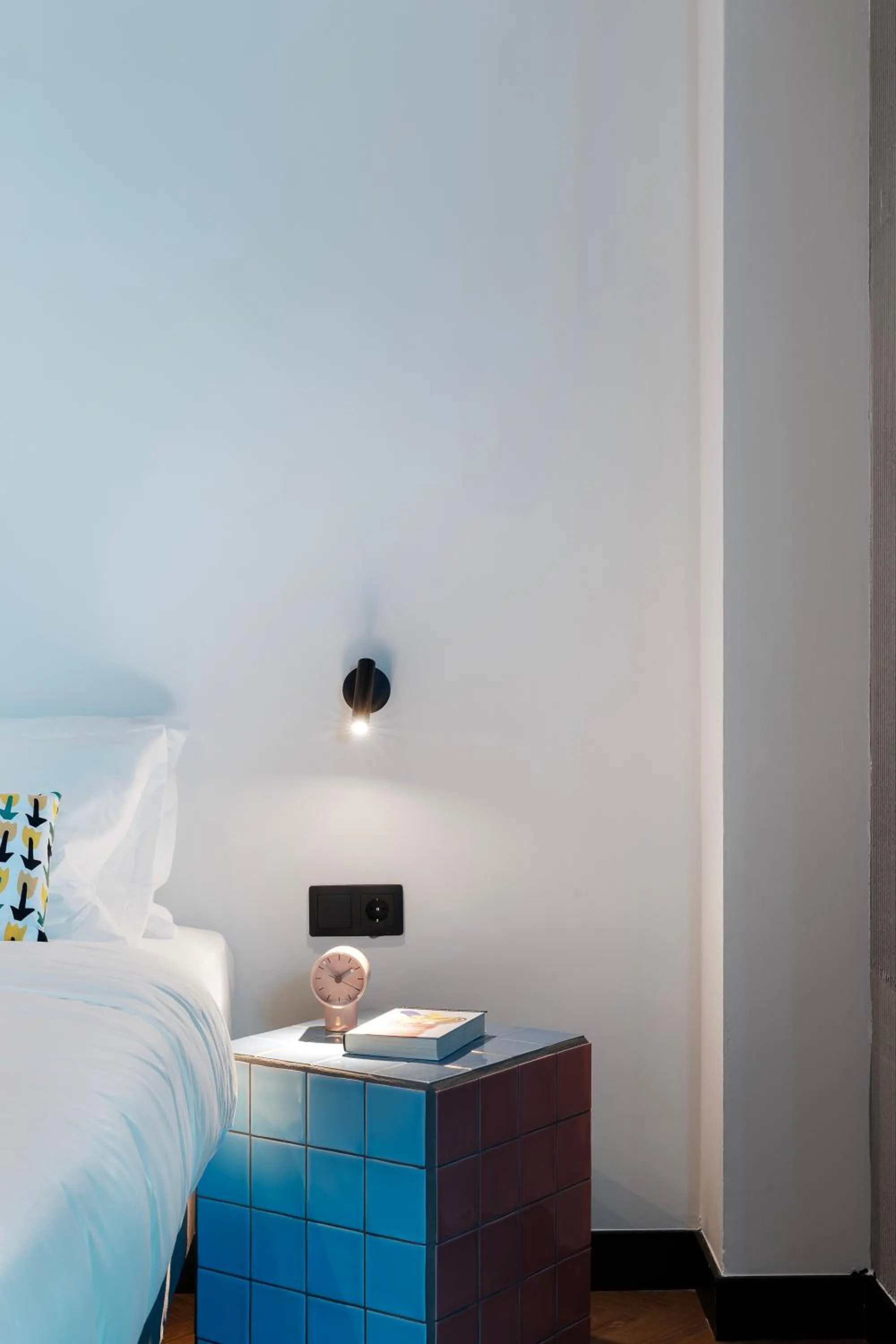 Bed in Retroverse Eccentric Stay