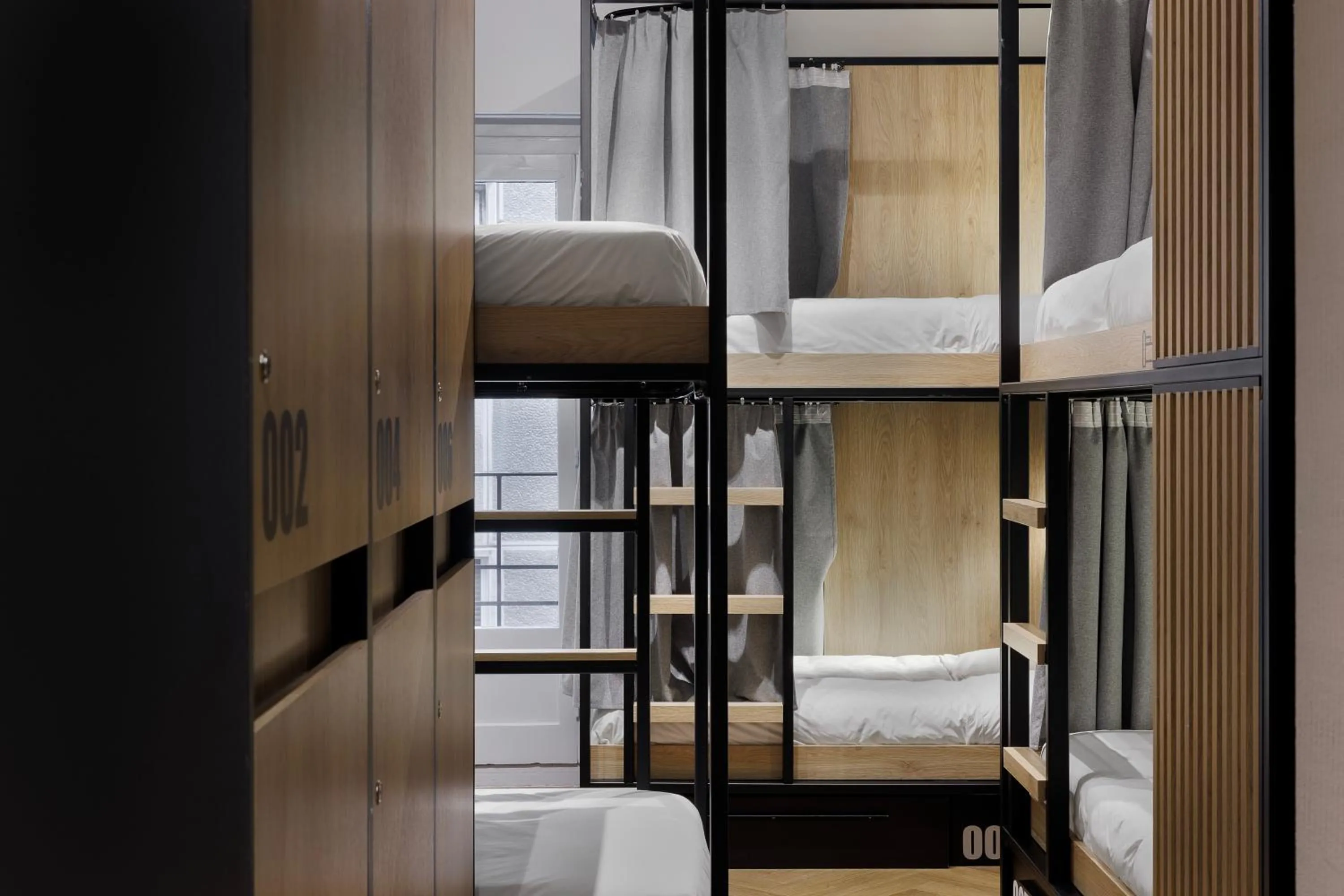 Bed in Retroverse Eccentric Stay