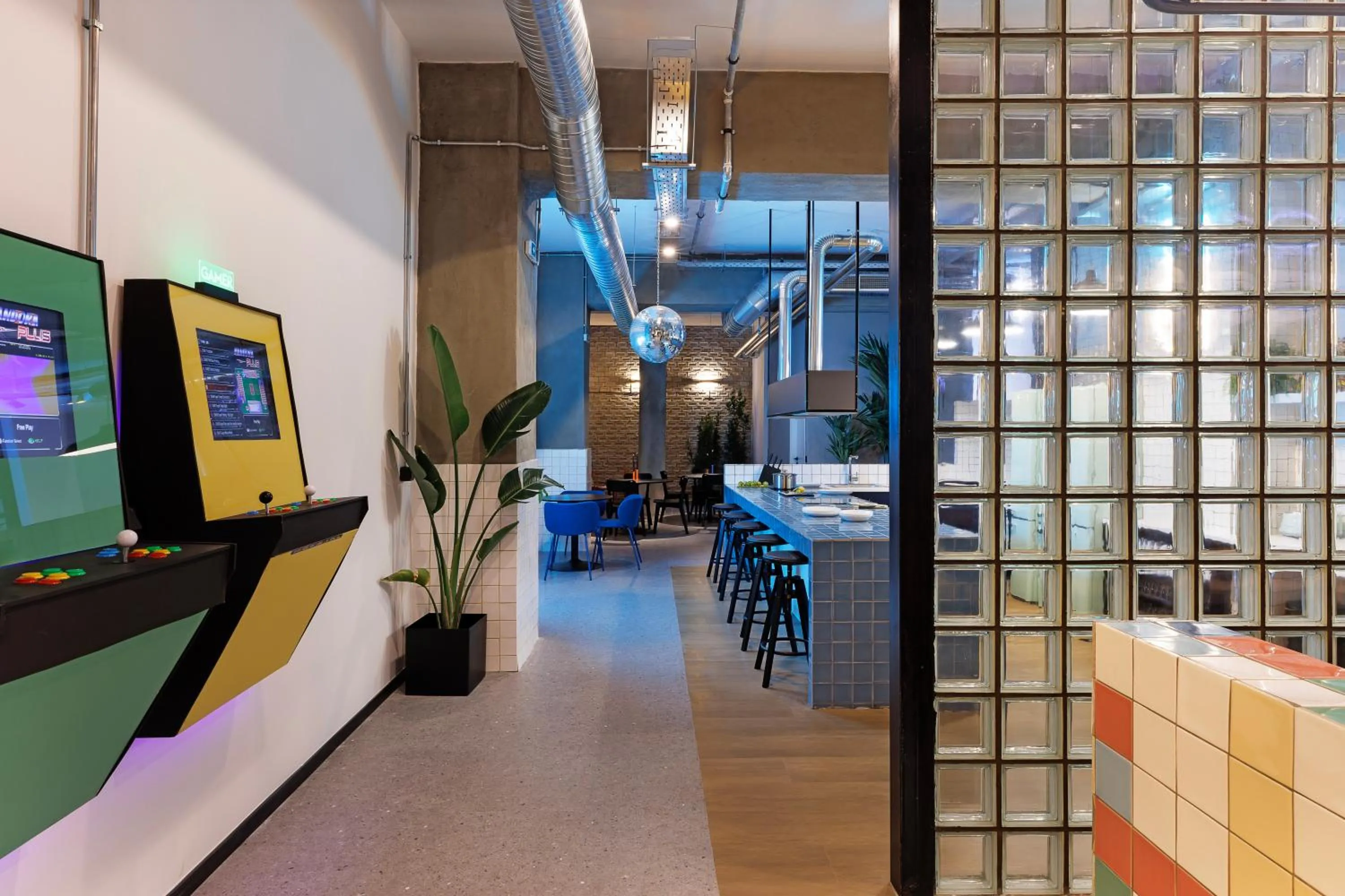 TV and multimedia in Retroverse Eccentric Stay