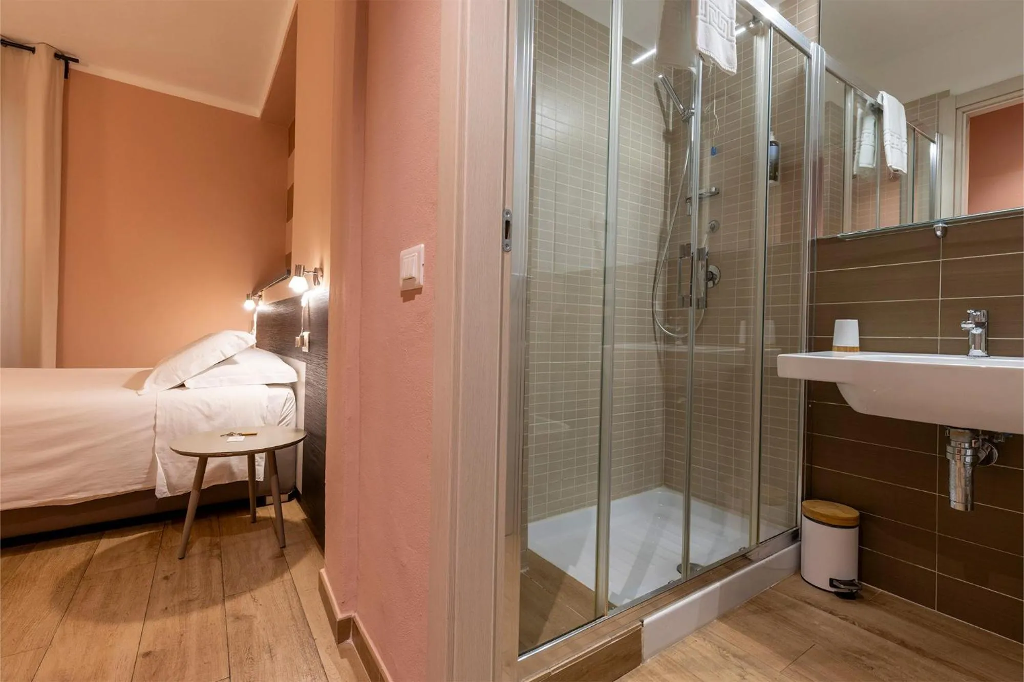 Shower, Bed in La Loggia de' Banchi