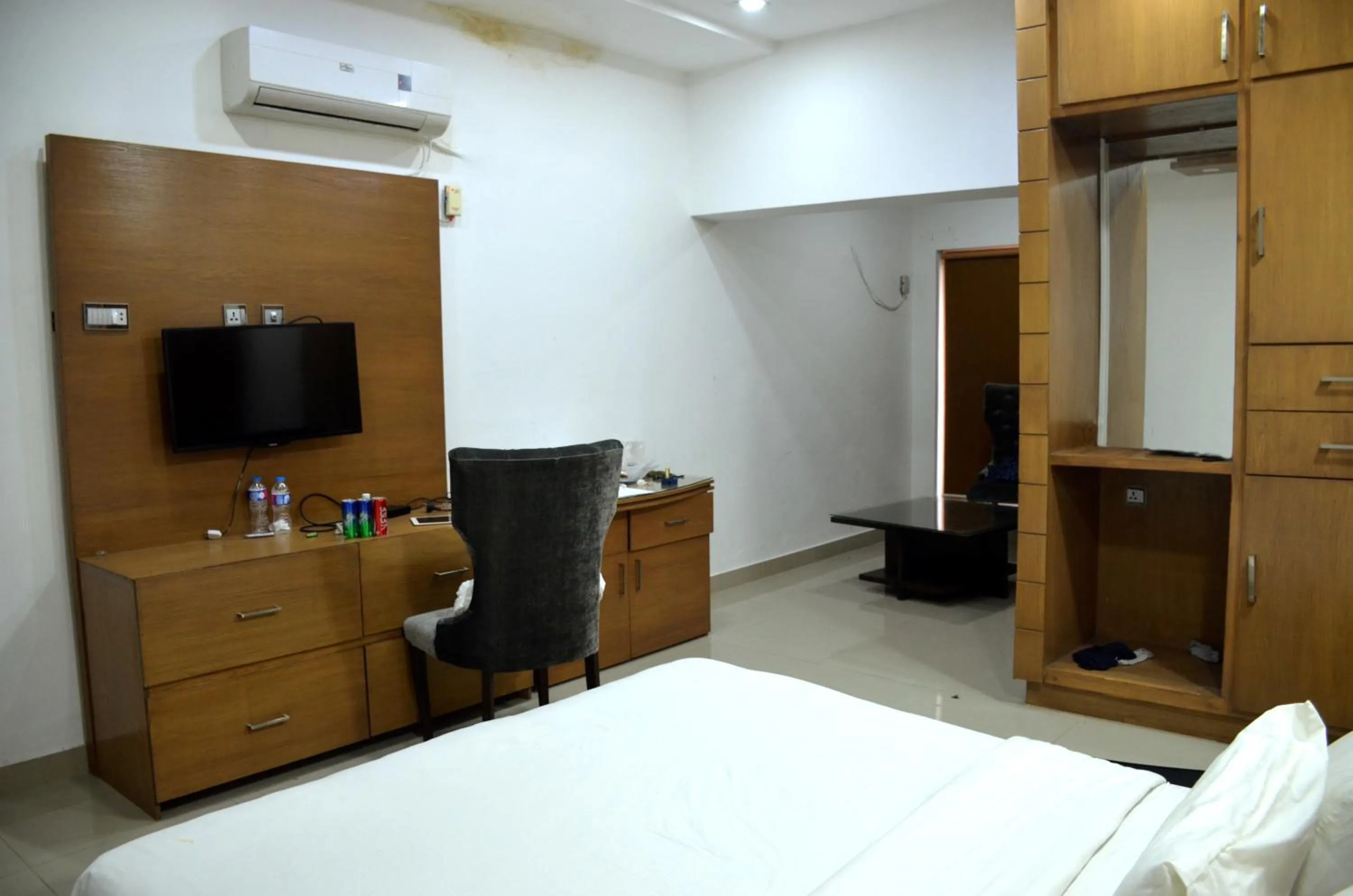 Shower, Bed in Gofas Lodge