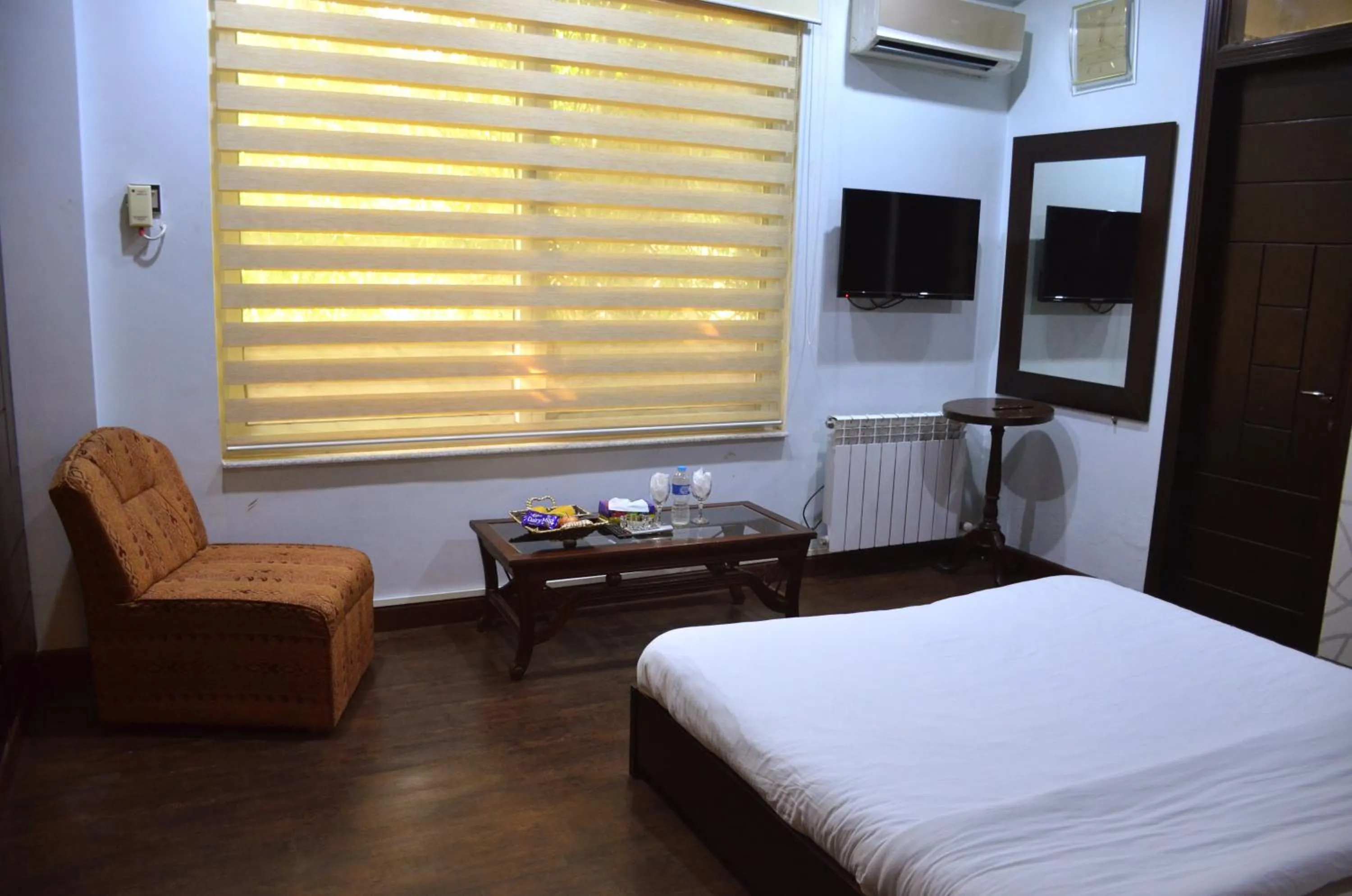 Library, Bed in Gofas Lodge