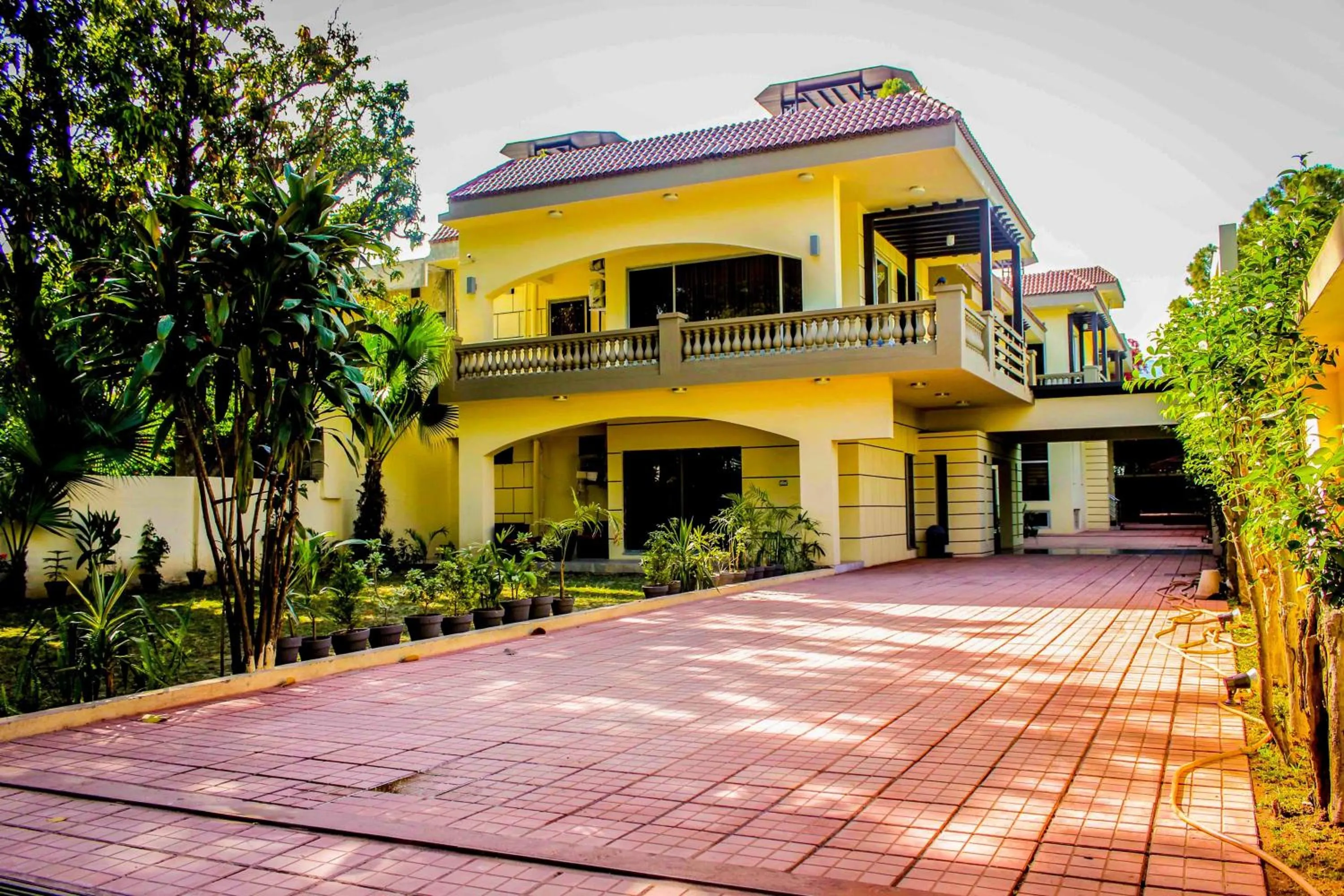 Facade/entrance in Gofas Lodge