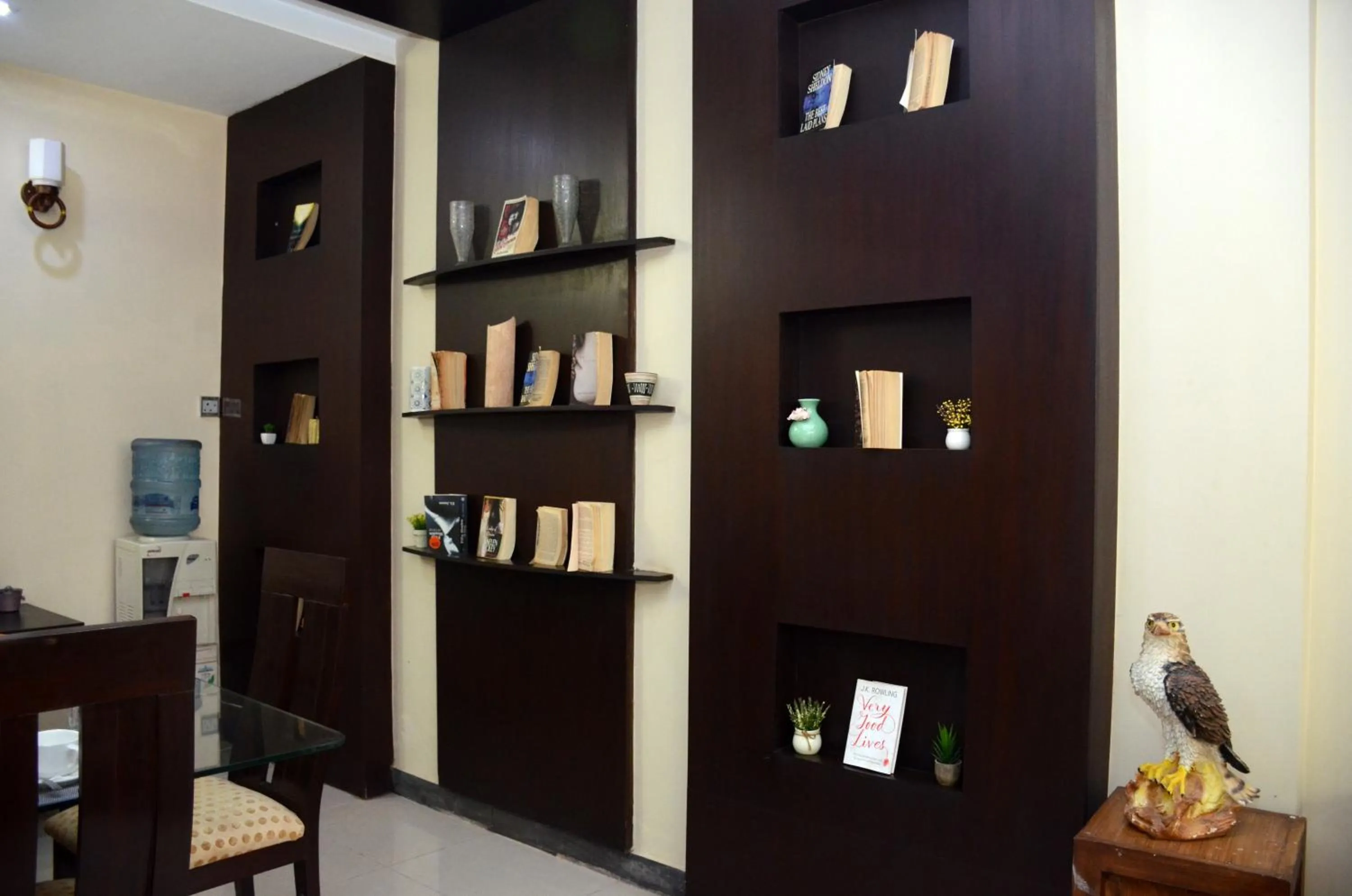 Library in Gofas Lodge