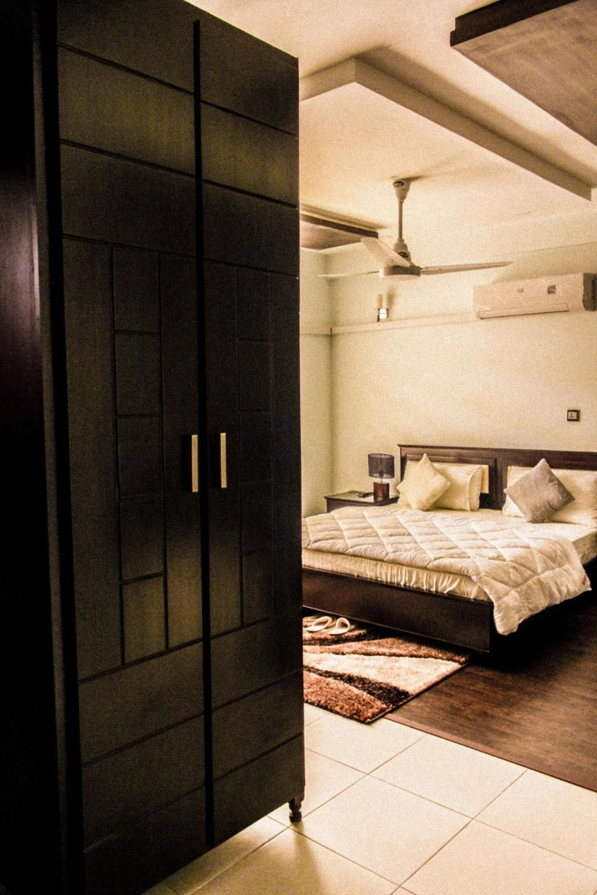 Library, Bed in Gofas Lodge