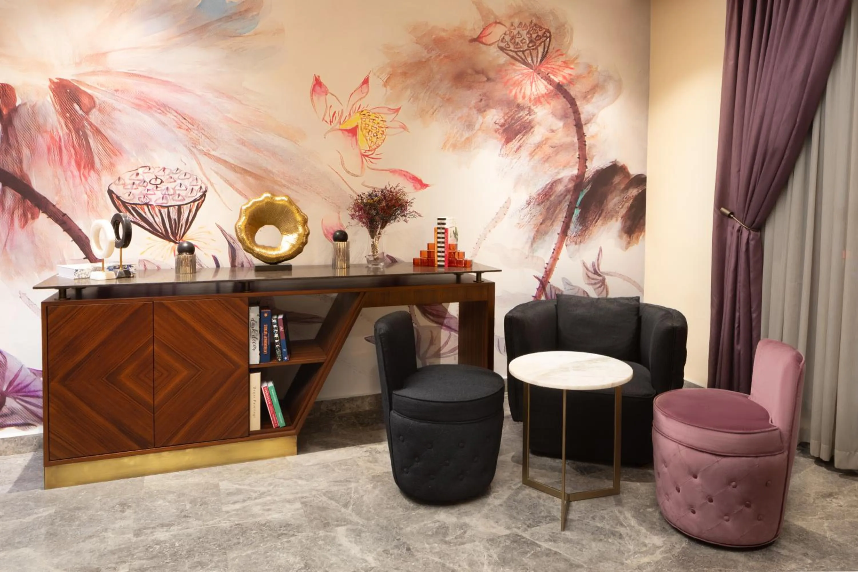 Seating area in Ess Hotel