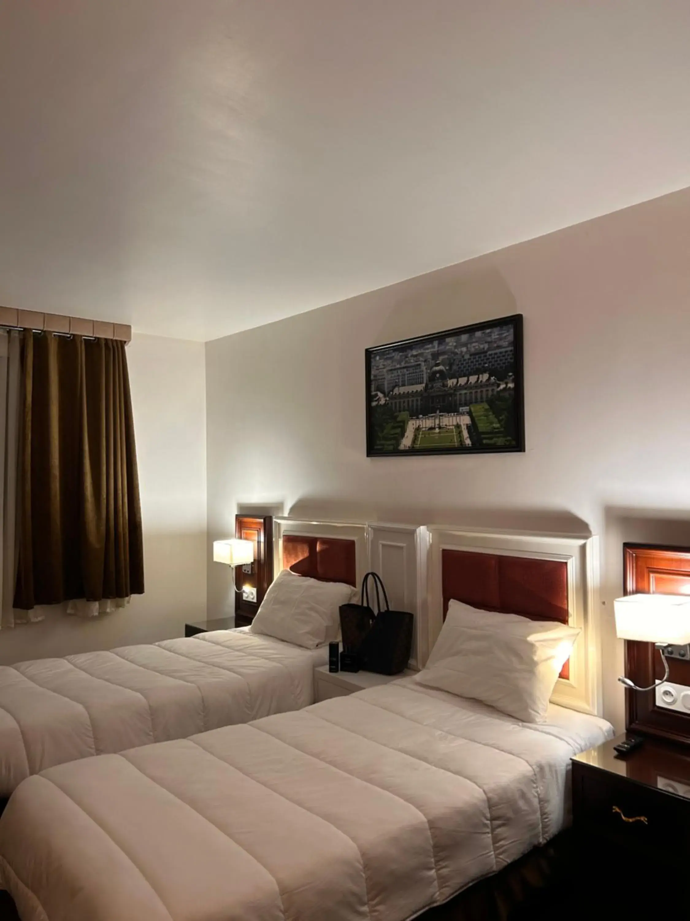 Standard Twin Room in Hotel Grand Paris Standard Twin Room in Hotel Grand Paris