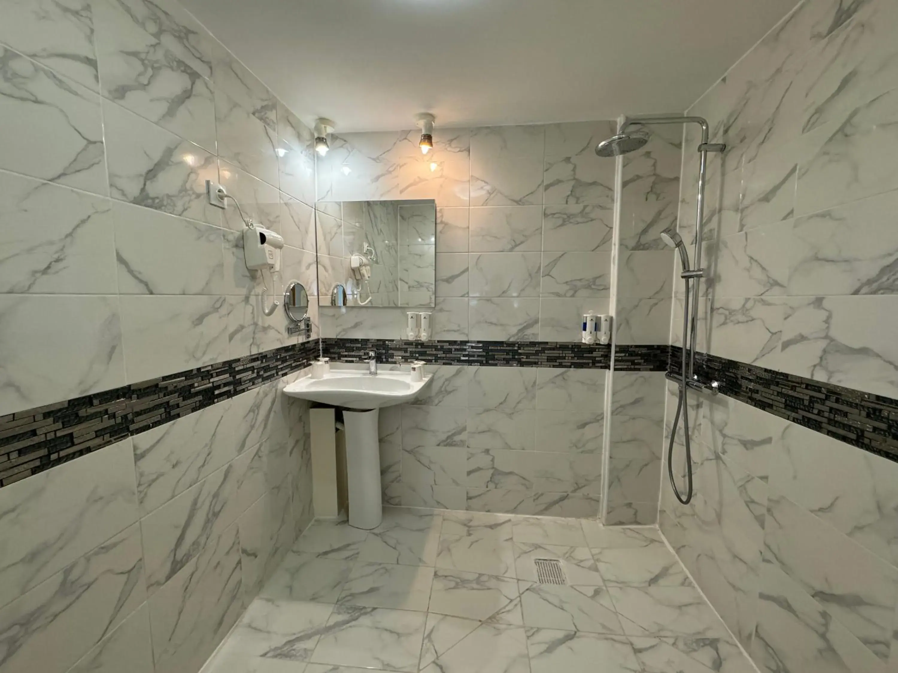 Quadruple Room in Hotel Grand Paris Quadruple Room in Hotel Grand Paris