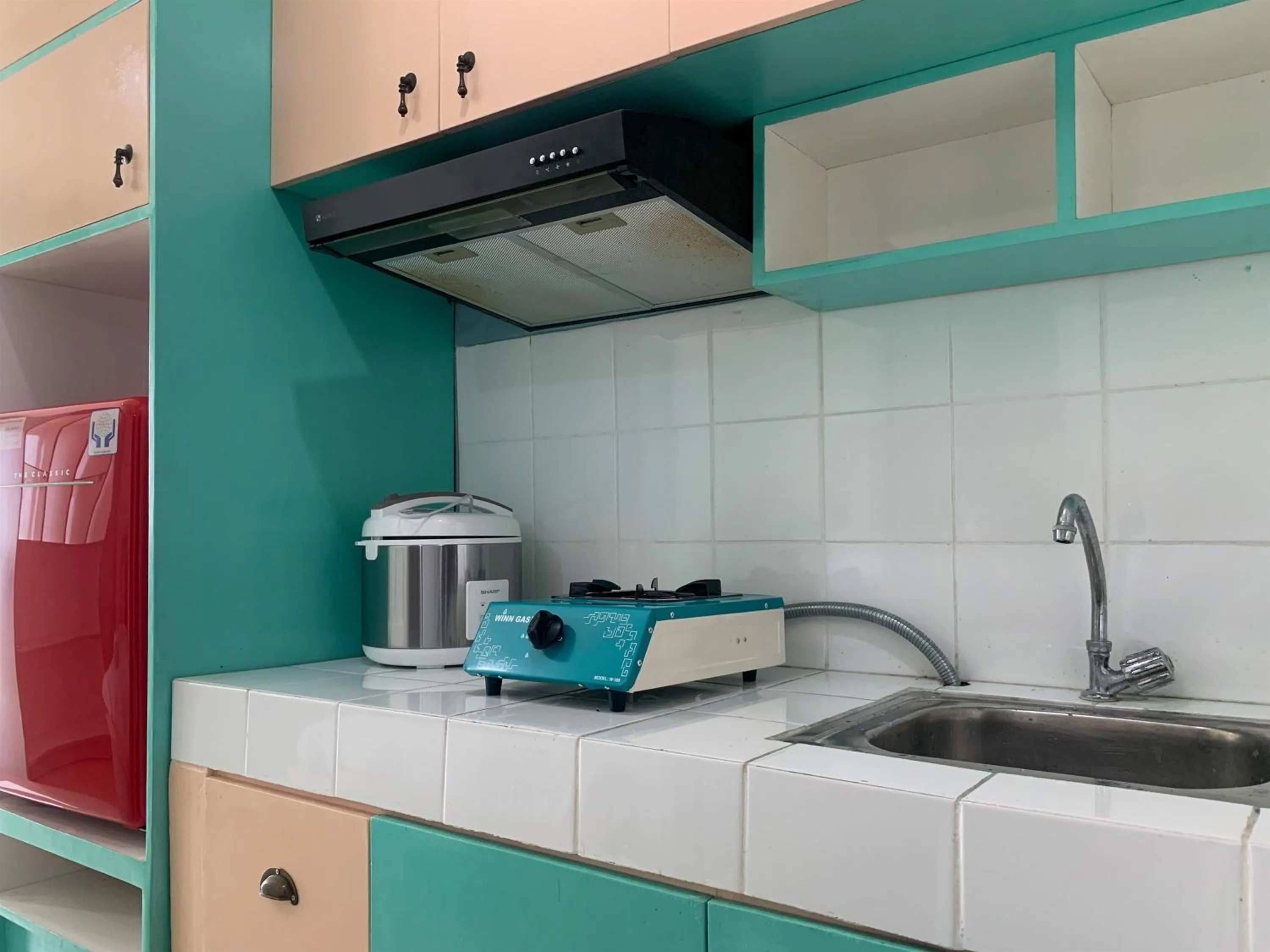 Kitchen or kitchenette in Cozy Studio at Park View Condominium Apartment By Travelio