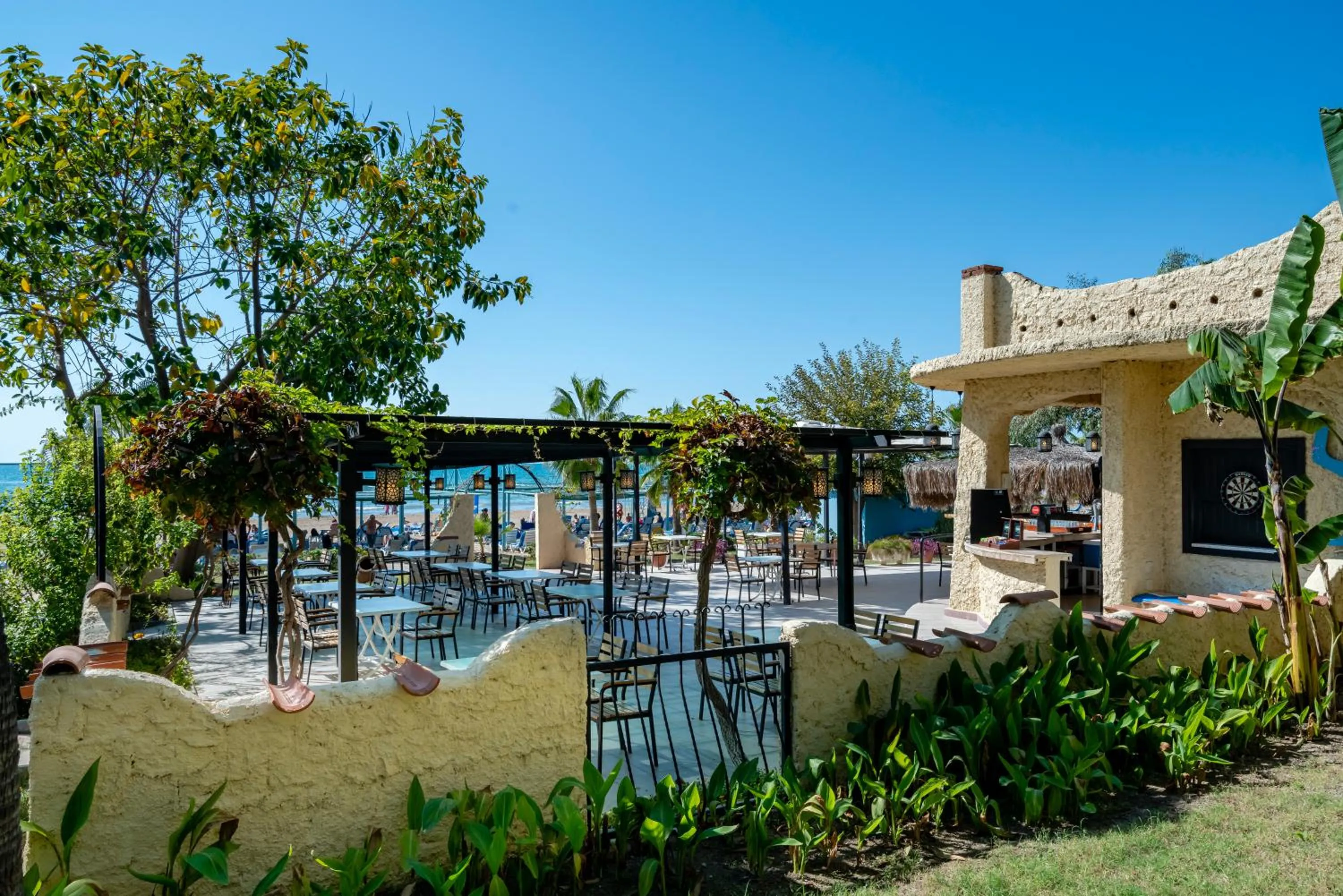 Restaurant/places to eat in Iz Flower Side Beach Hotel