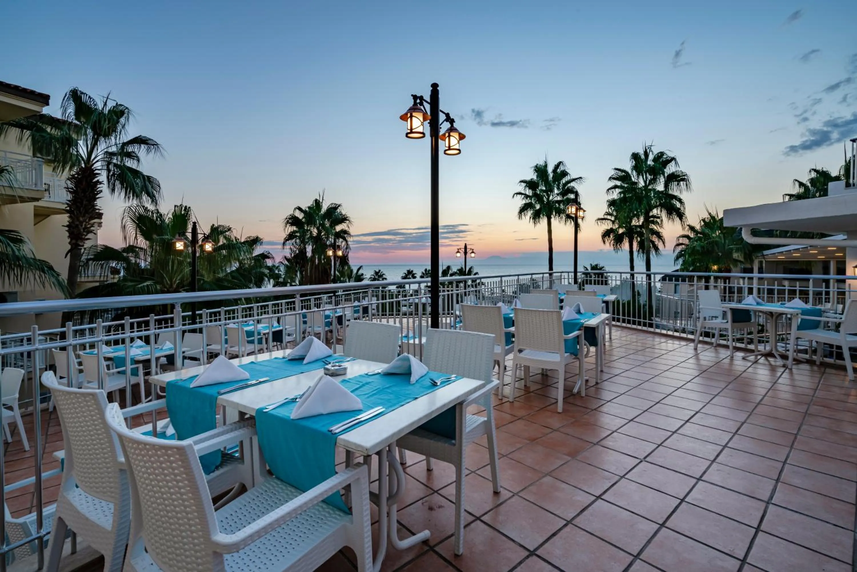 Restaurant/places to eat in Iz Flower Side Beach Hotel