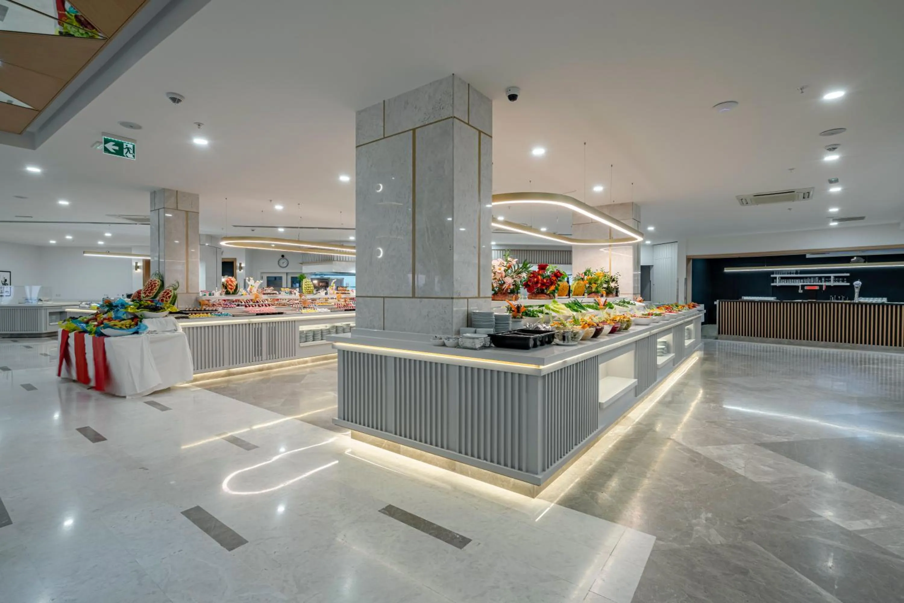 Restaurant/places to eat in Iz Flower Side Beach Hotel