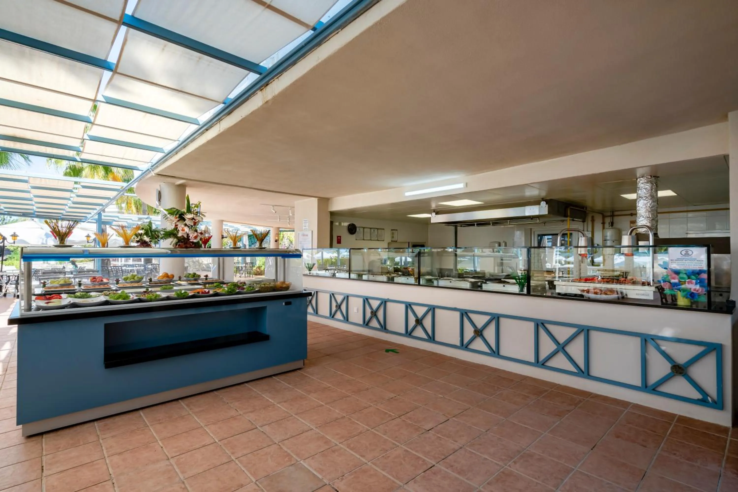 Restaurant/places to eat in Iz Flower Side Beach Hotel