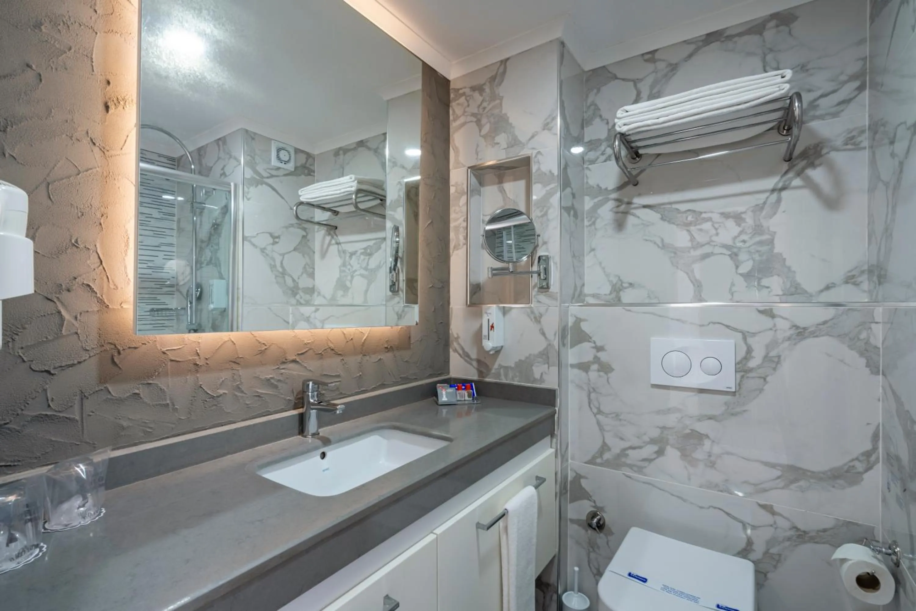 Bathroom in Iz Flower Side Beach Hotel