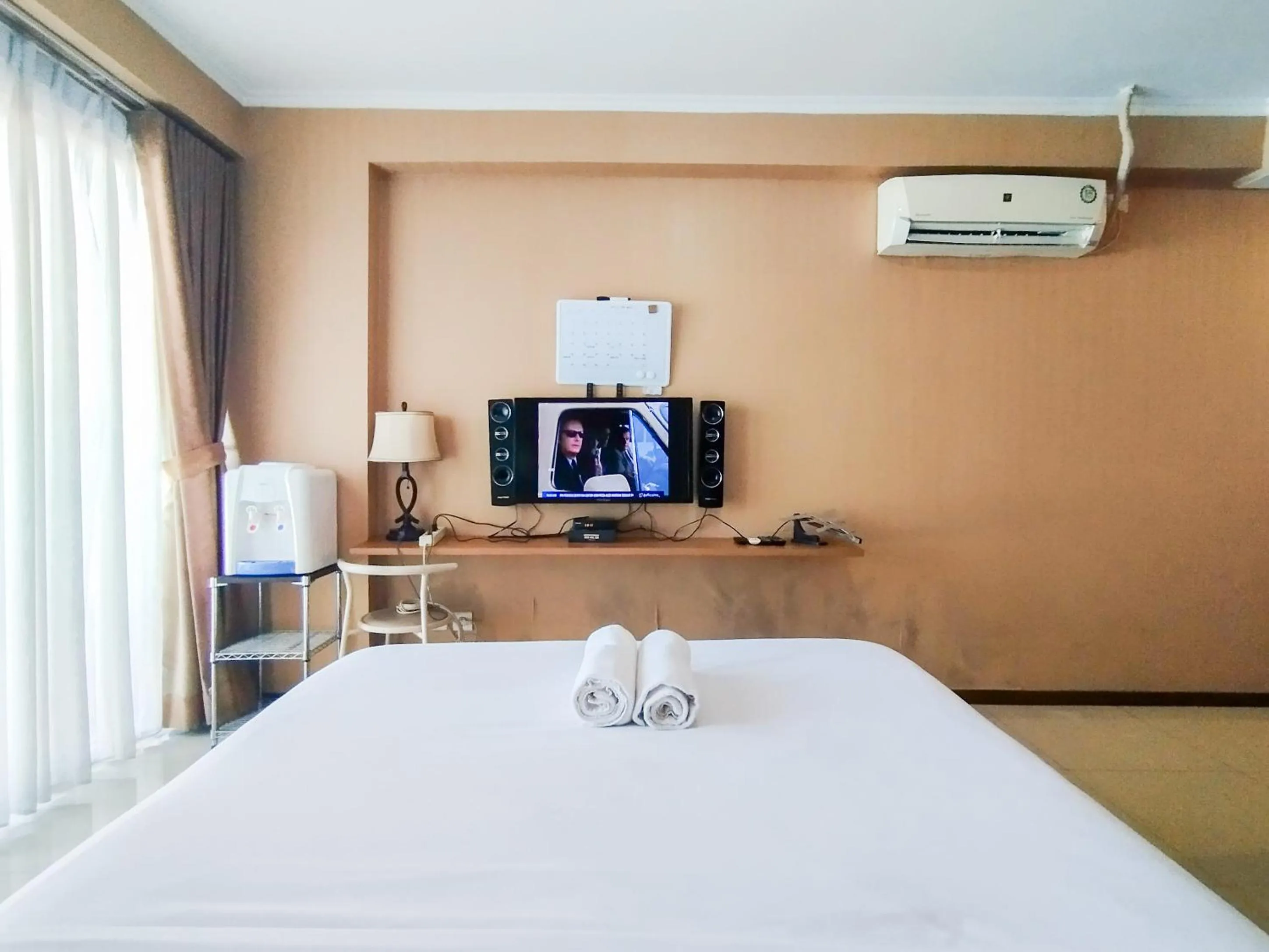 Bed in Spacious Chic Studio Room Apartment at Gateway Pasteur By Travelio