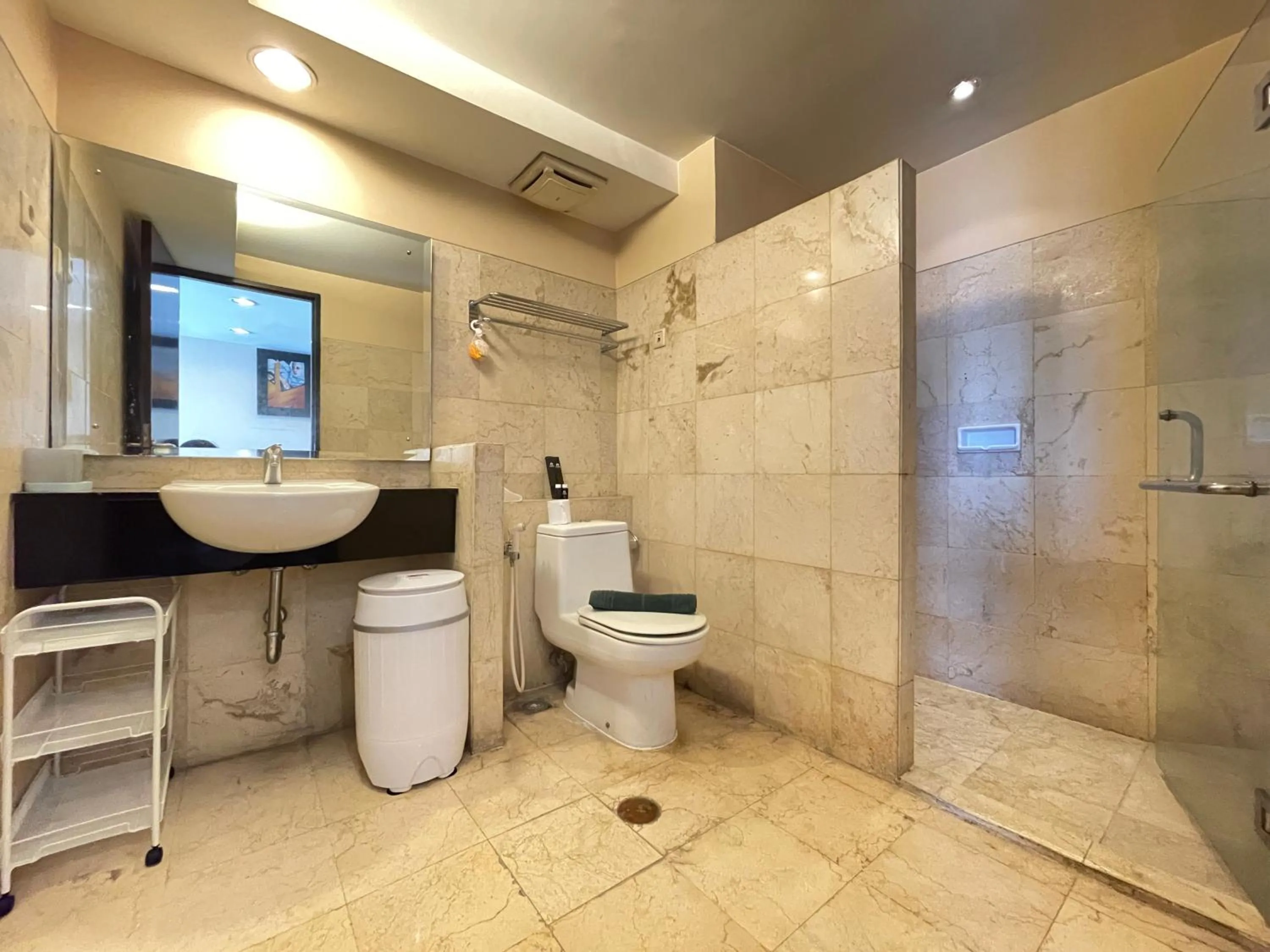 Bathroom in Strategic and Spacious 2BR at Apartment Braga City Walk By Travelio