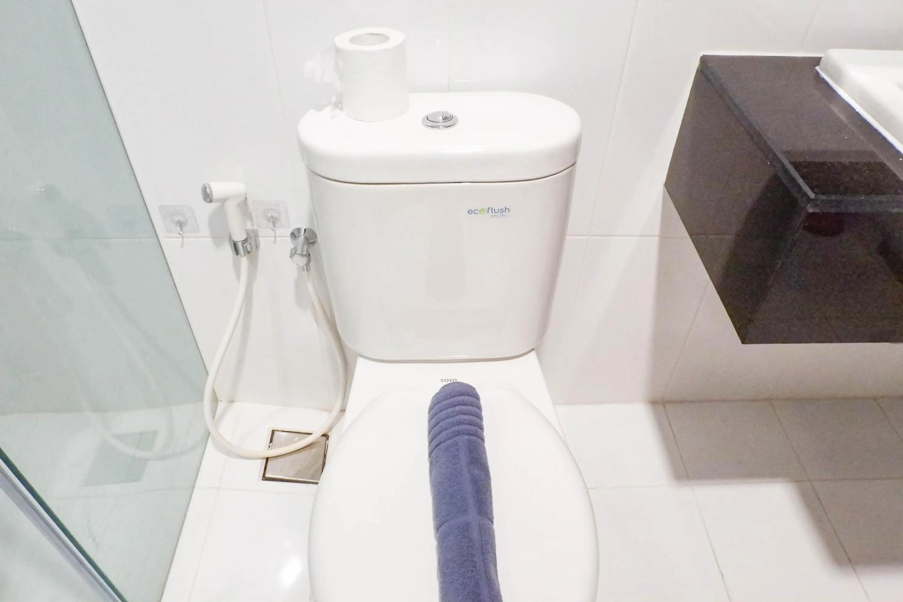 Bathroom in 1BR Stunning and Cozy Apartment at Praxis By Travelio