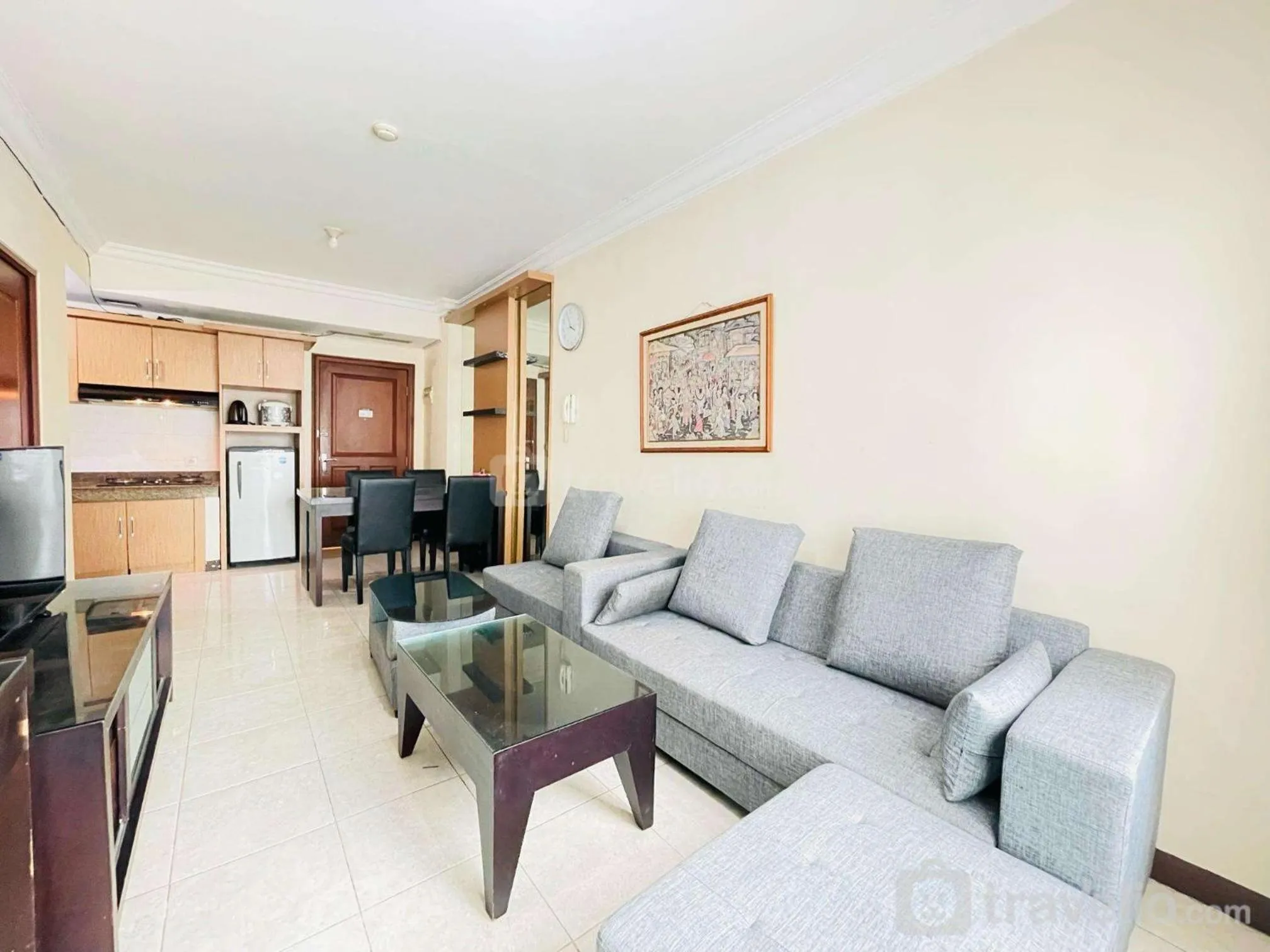 Living room in Executive Private 2BR at Galeri Ciumbuleuit 1 Apartement By Travelio