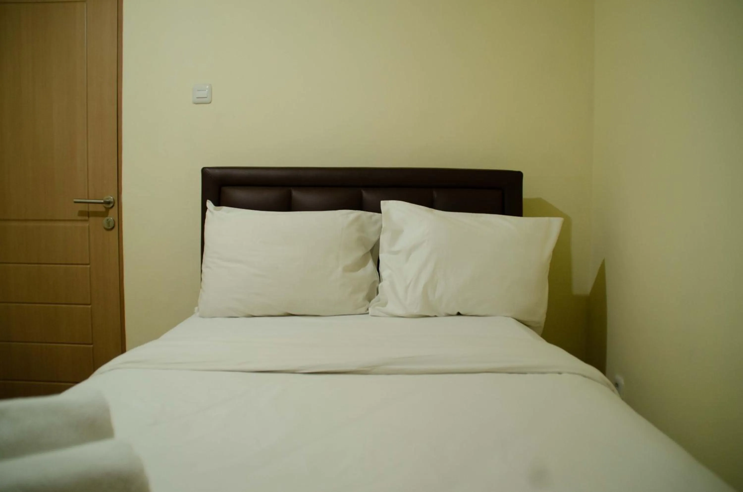 Bed in Spacious and Homey 3BR at Kondominium Rajawali Apartment By Travelio