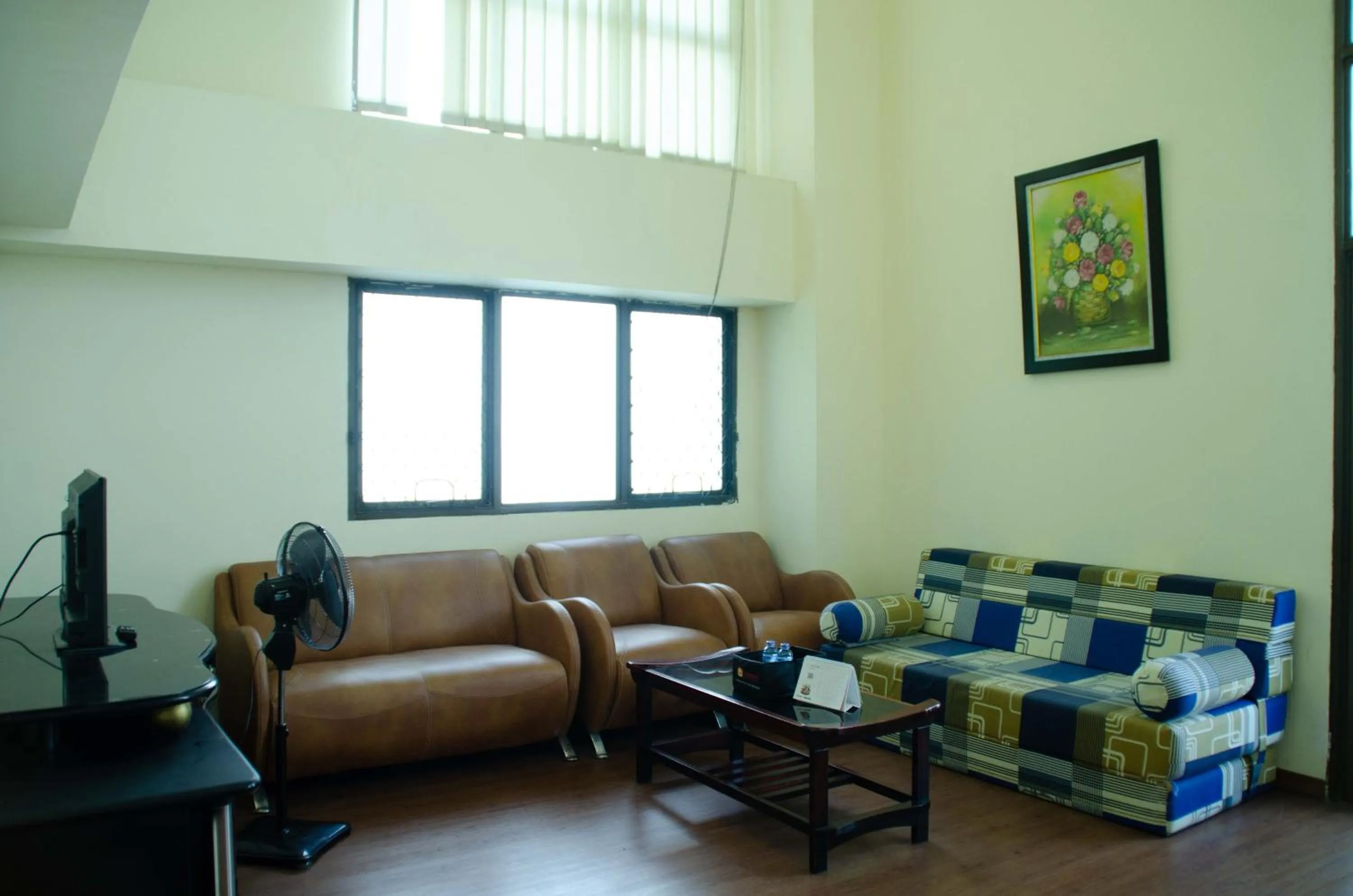 Living room in Spacious and Homey 3BR at Kondominium Rajawali Apartment By Travelio