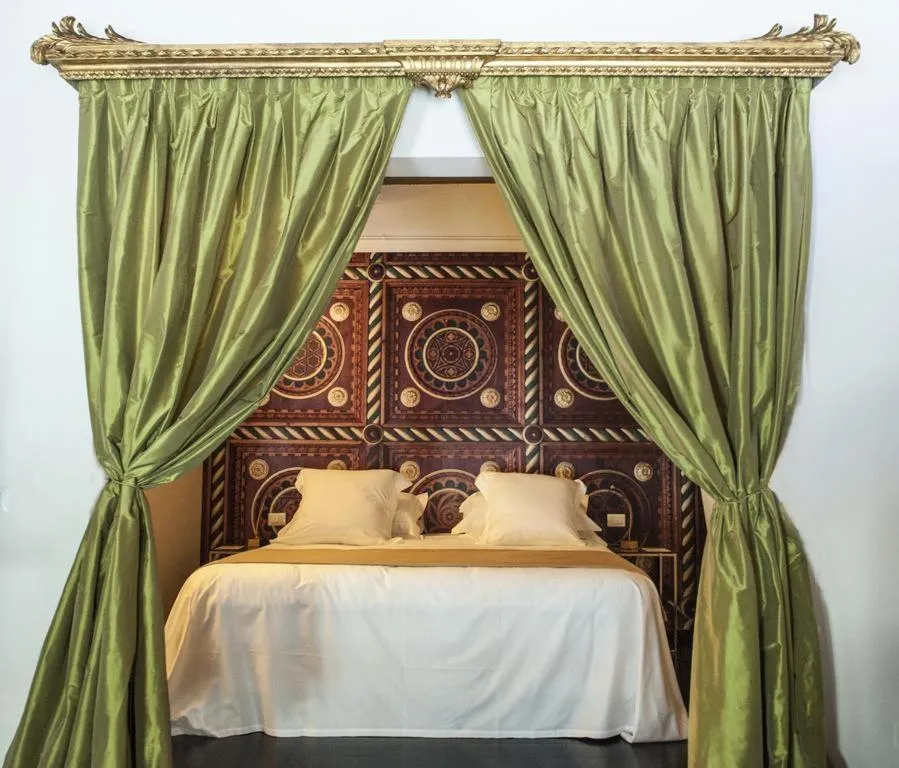 Decorative detail, Bed in Leone Blu Suites | UNA Esperienze