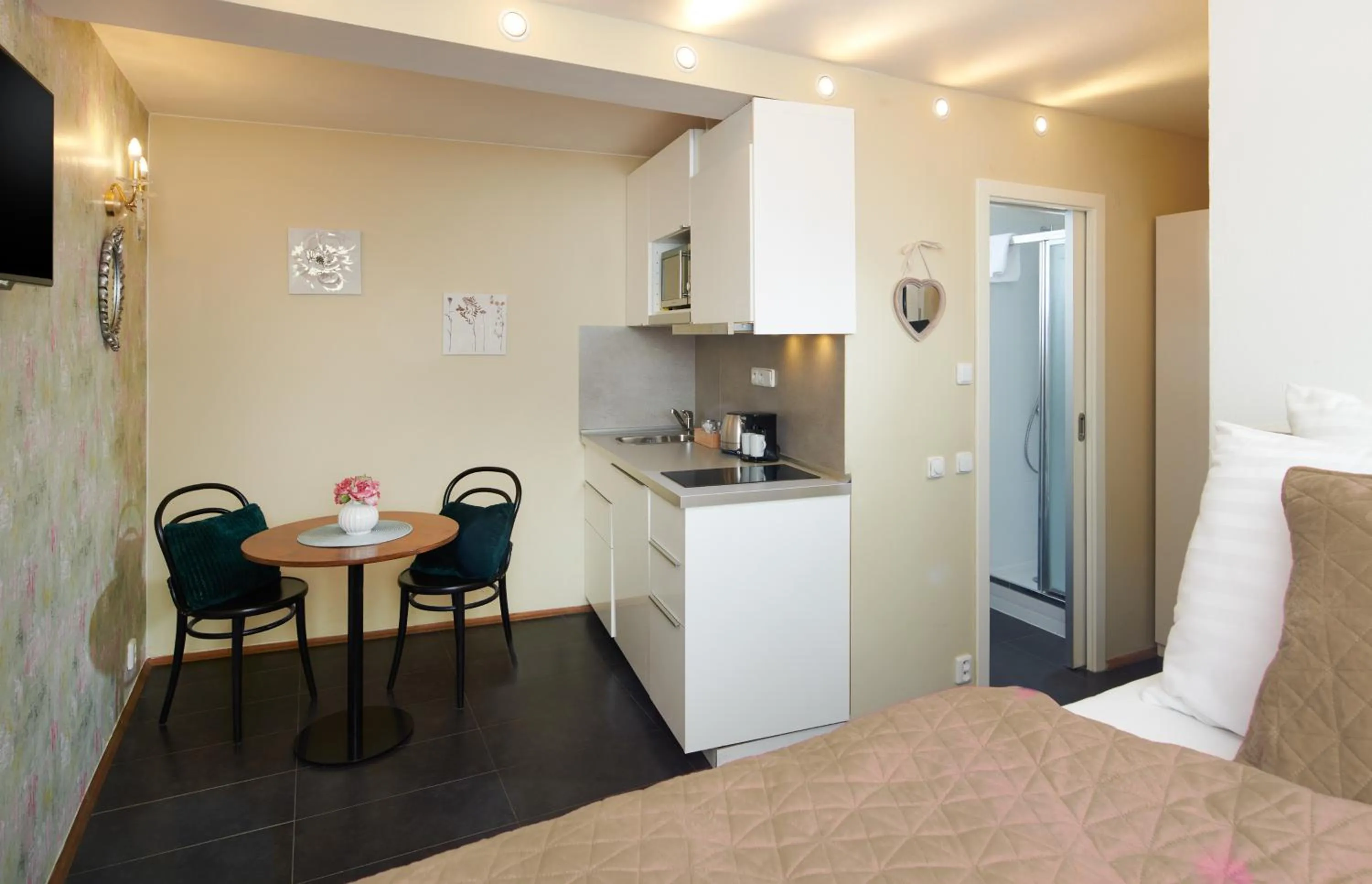 Kitchen or kitchenette in 4 Arts Apartments by Adrez