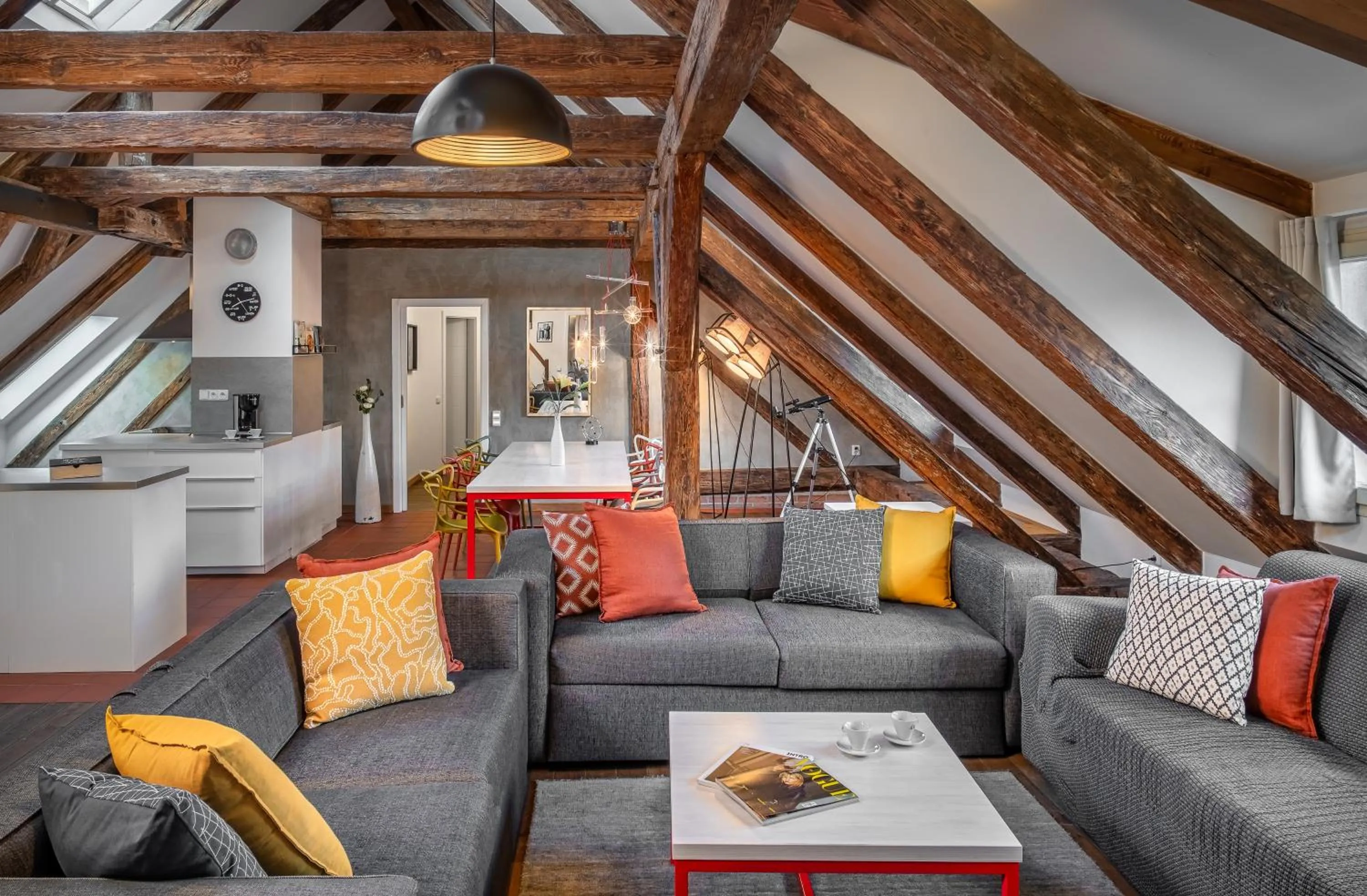 Living room in 4 Arts Apartments by Adrez