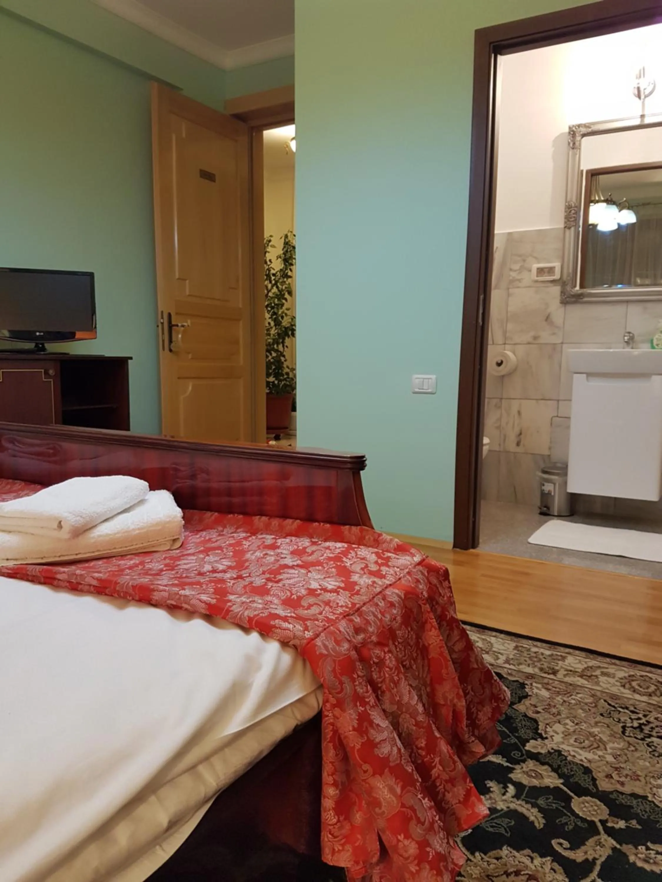 Bathroom, Bed in Bucharest Boutique Accommodation by Hotels