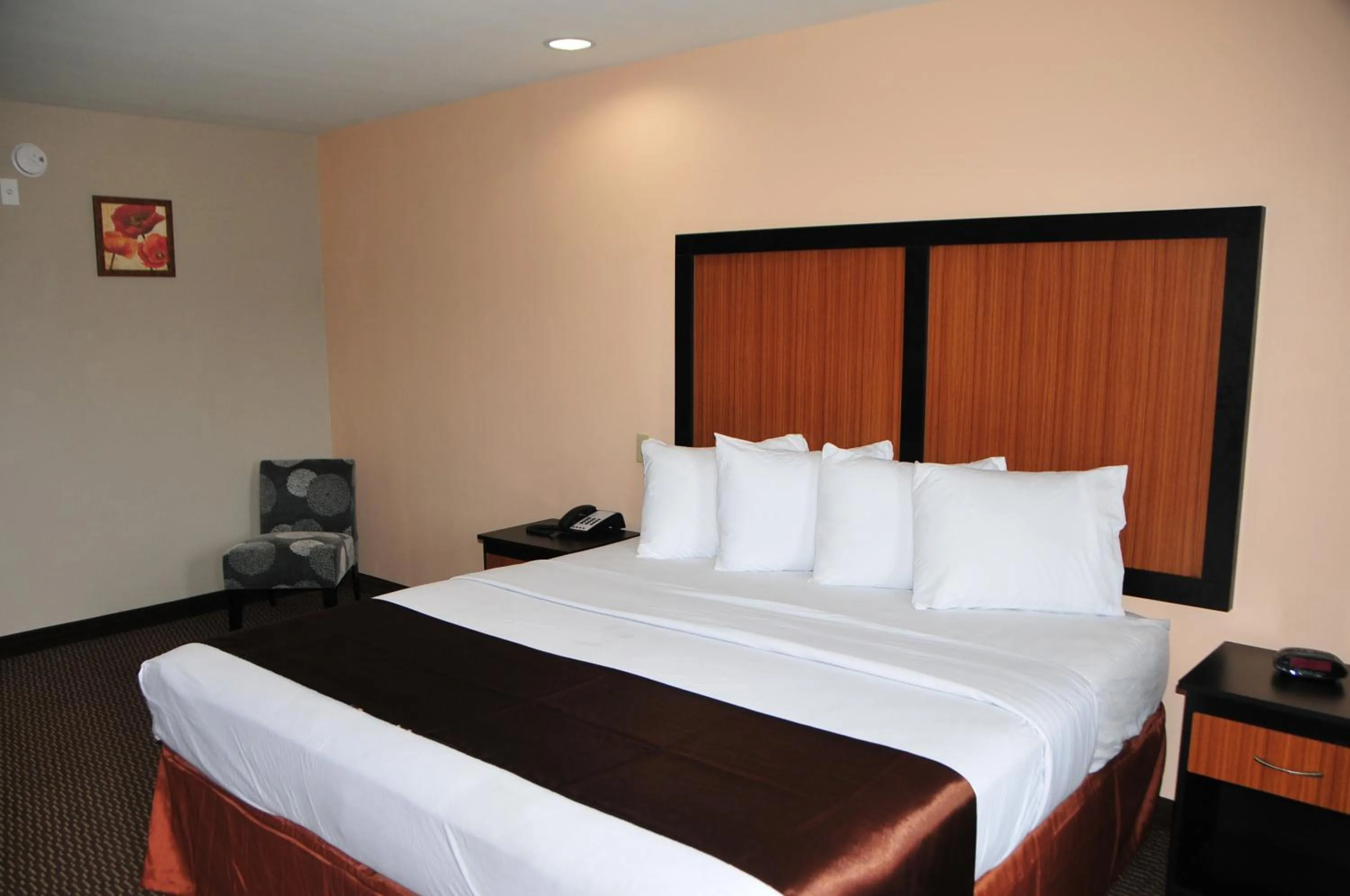 Bed in Paradise Inn & Suites