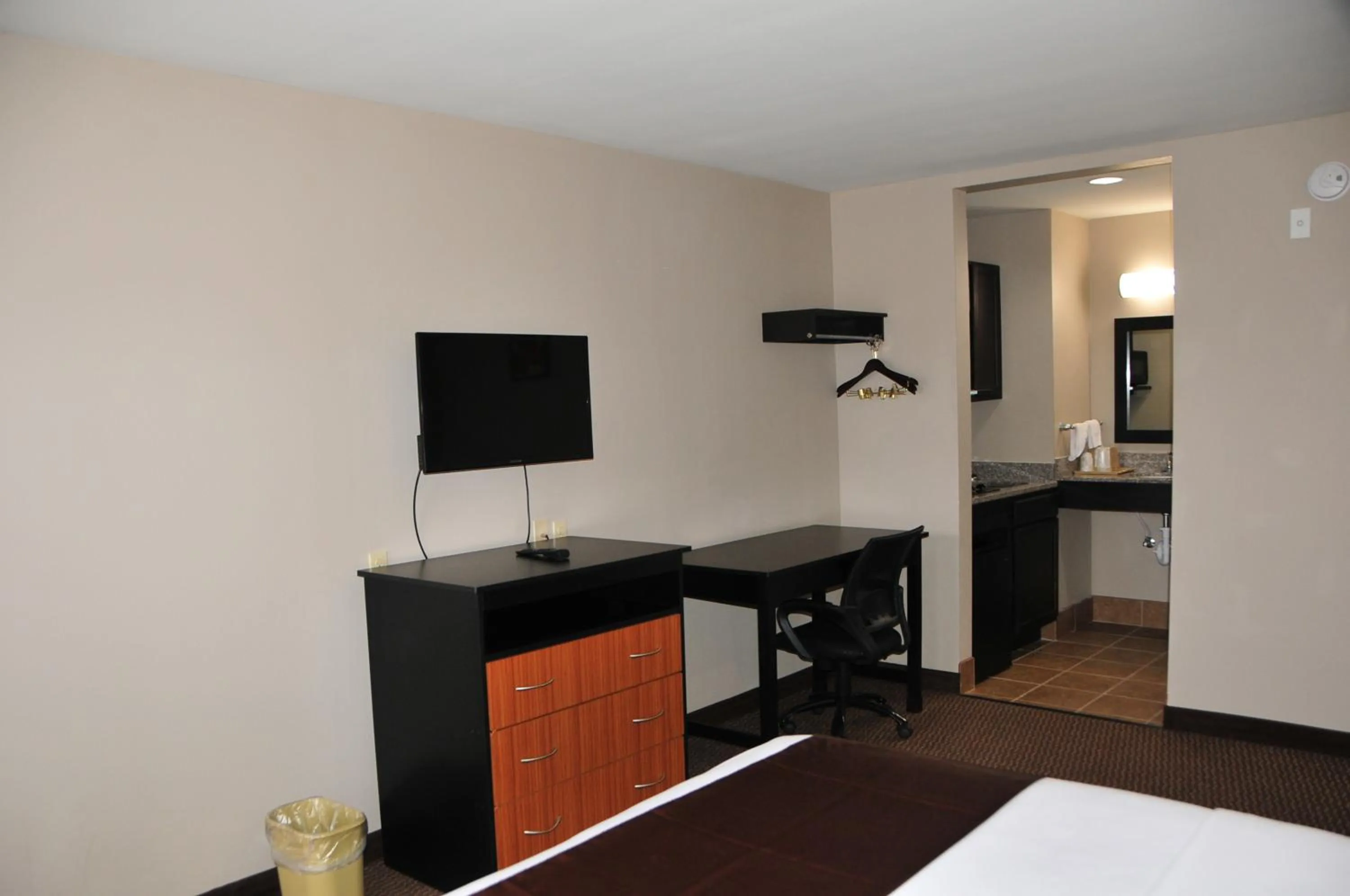 TV and multimedia, Bed in Paradise Inn & Suites