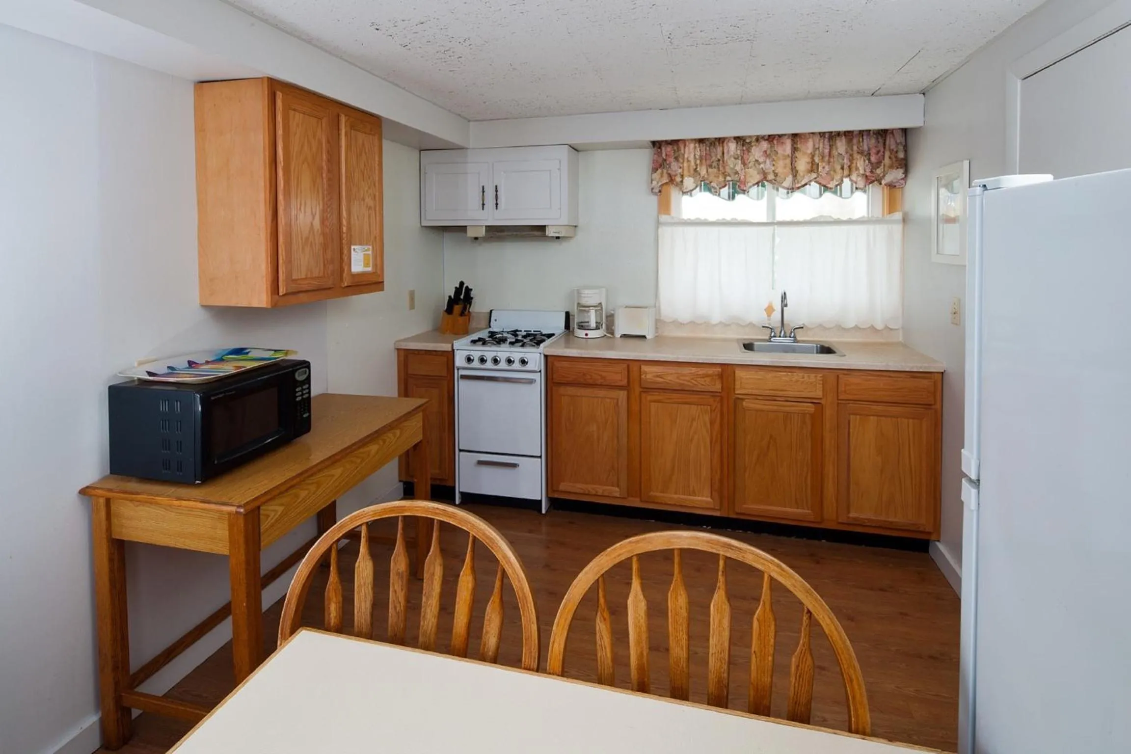 Kitchen or kitchenette in Crest Motel