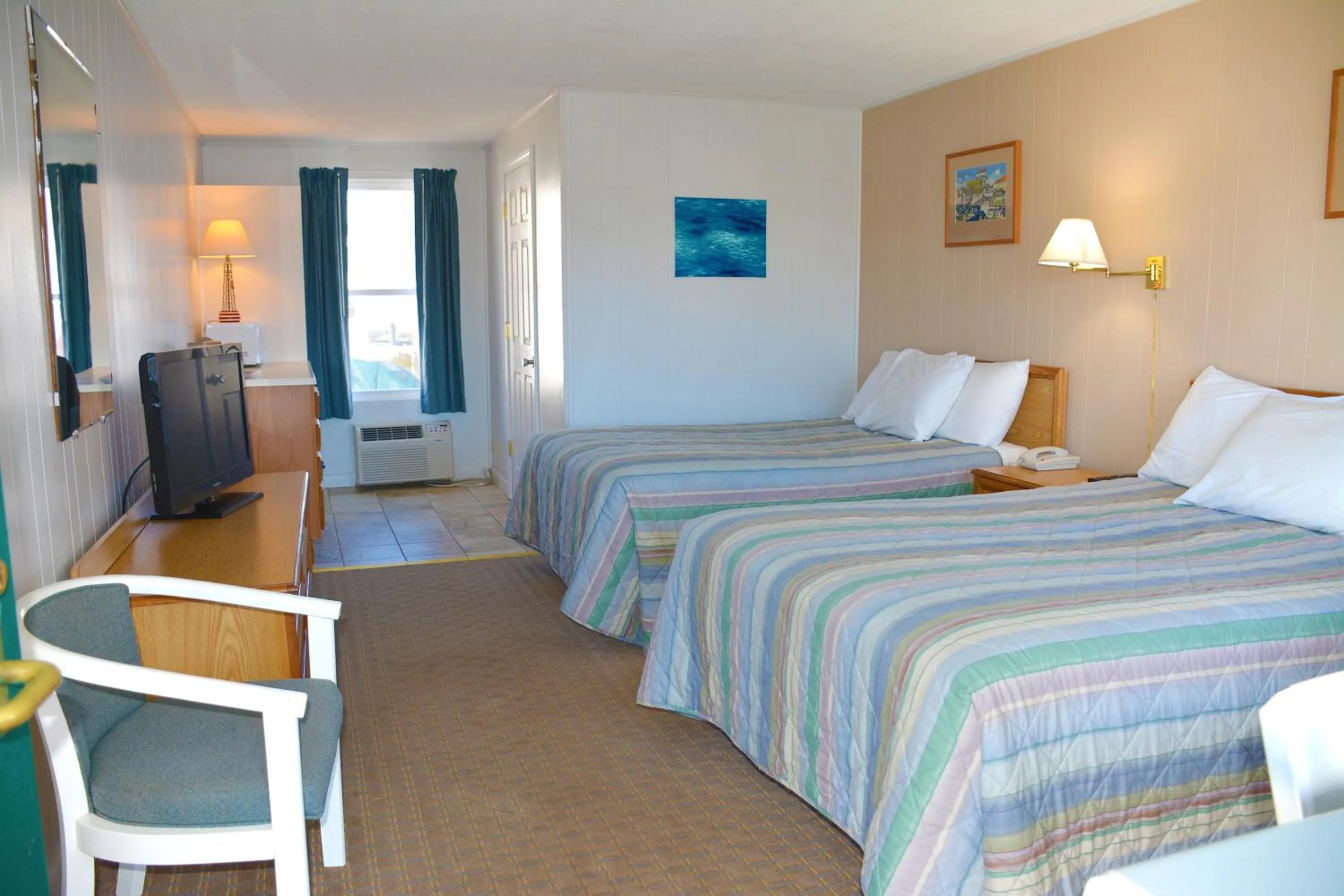 Photo of the whole room, Bed in Crest Motel