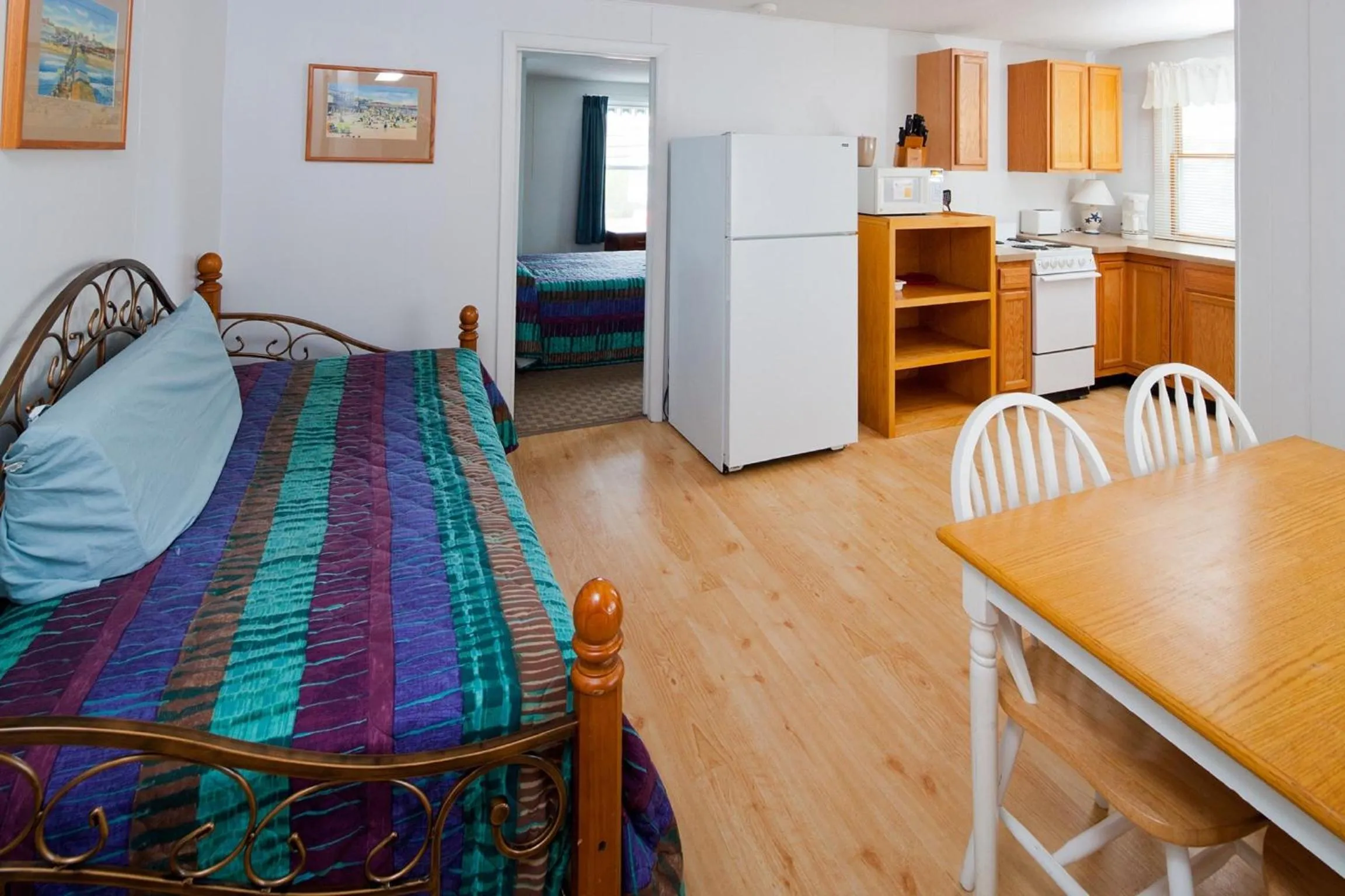 Living room, Bed in Crest Motel