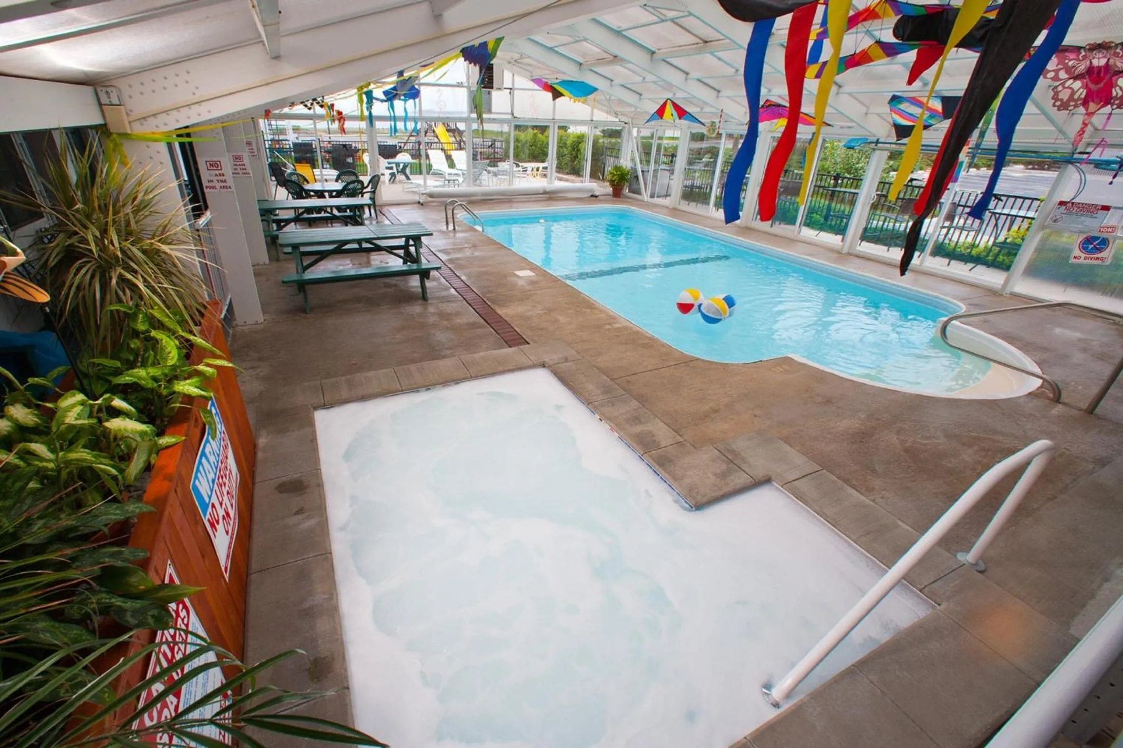 Swimming pool in Crest Motel