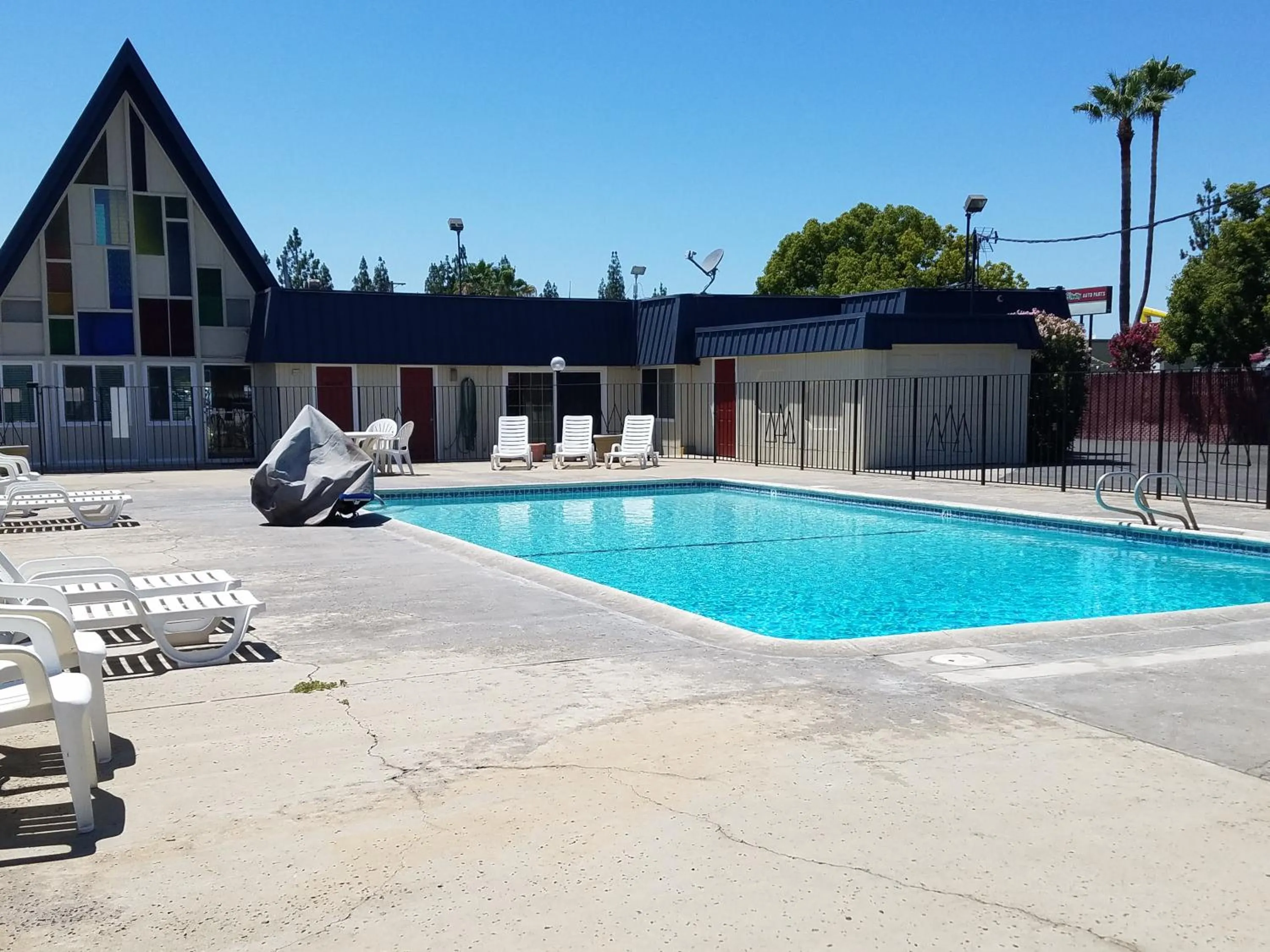 Swimming pool in Economy Inn Fresno Yosemite