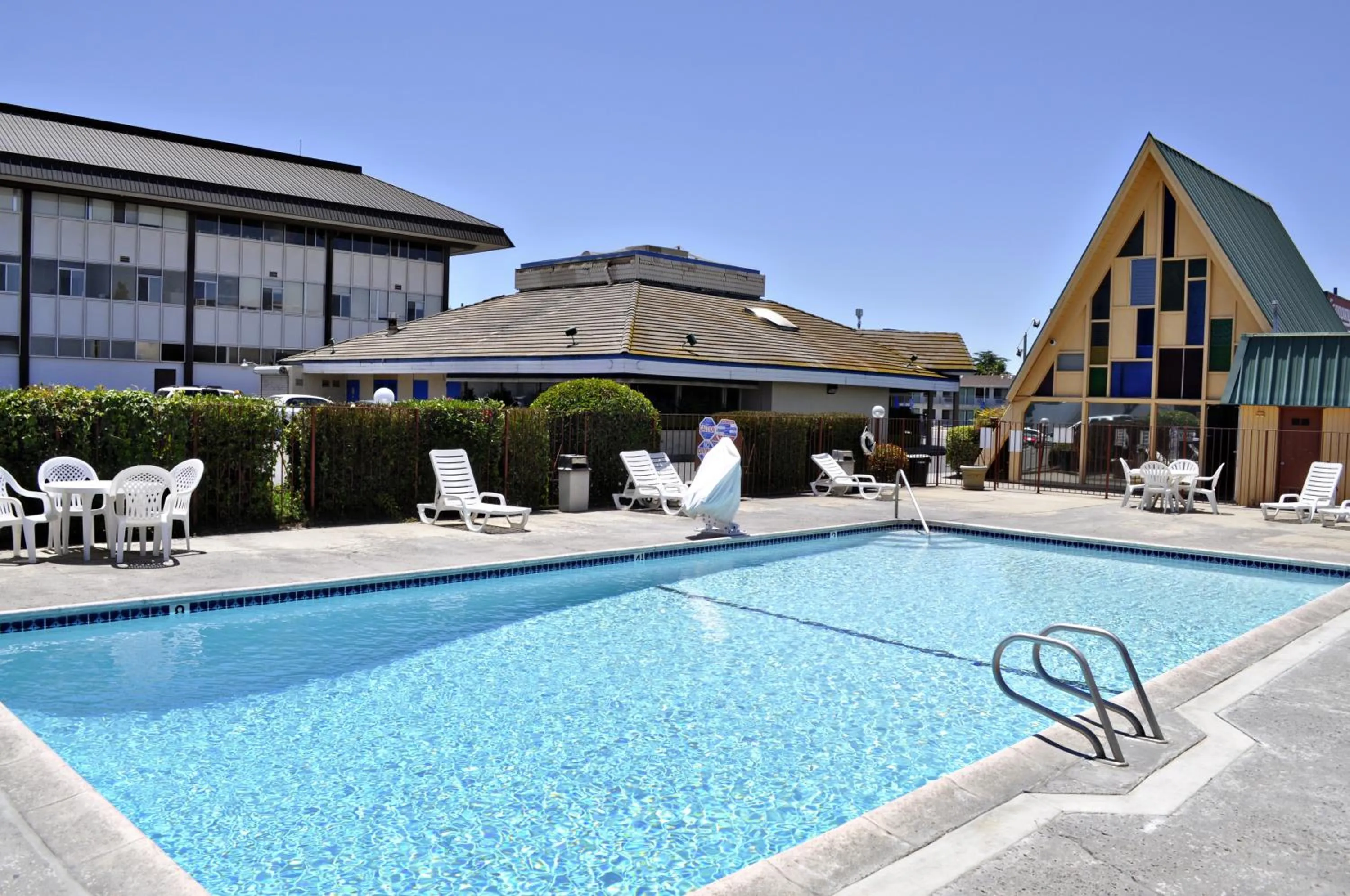 Swimming pool in Economy Inn Fresno Yosemite