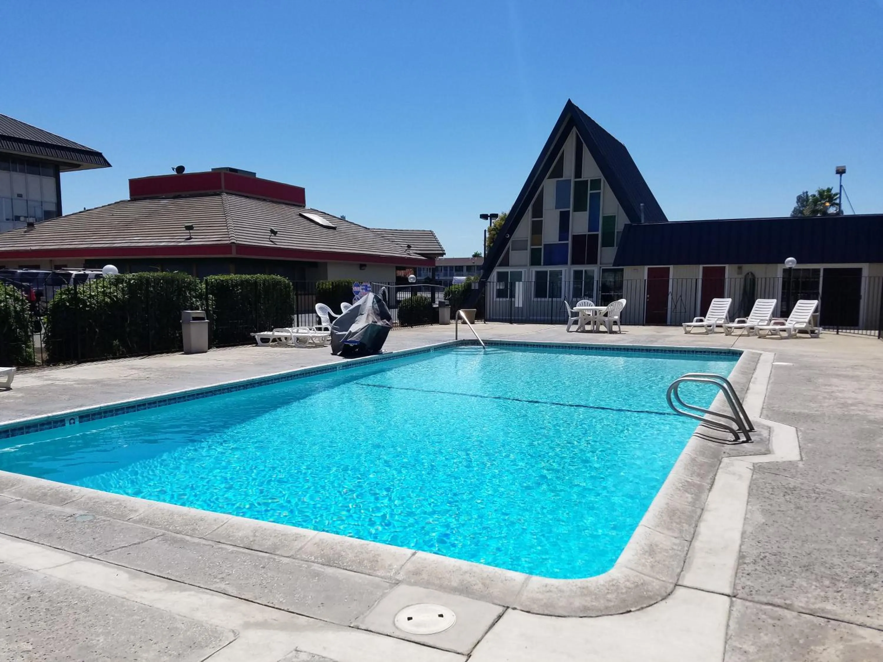 Swimming pool in Economy Inn Fresno Yosemite