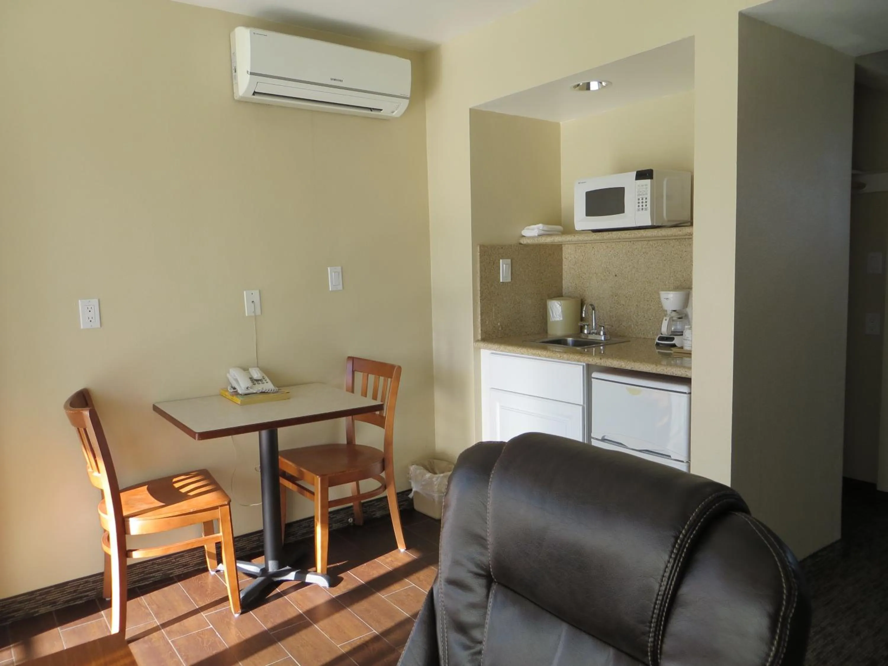 Kitchen or kitchenette in Coronet Motel