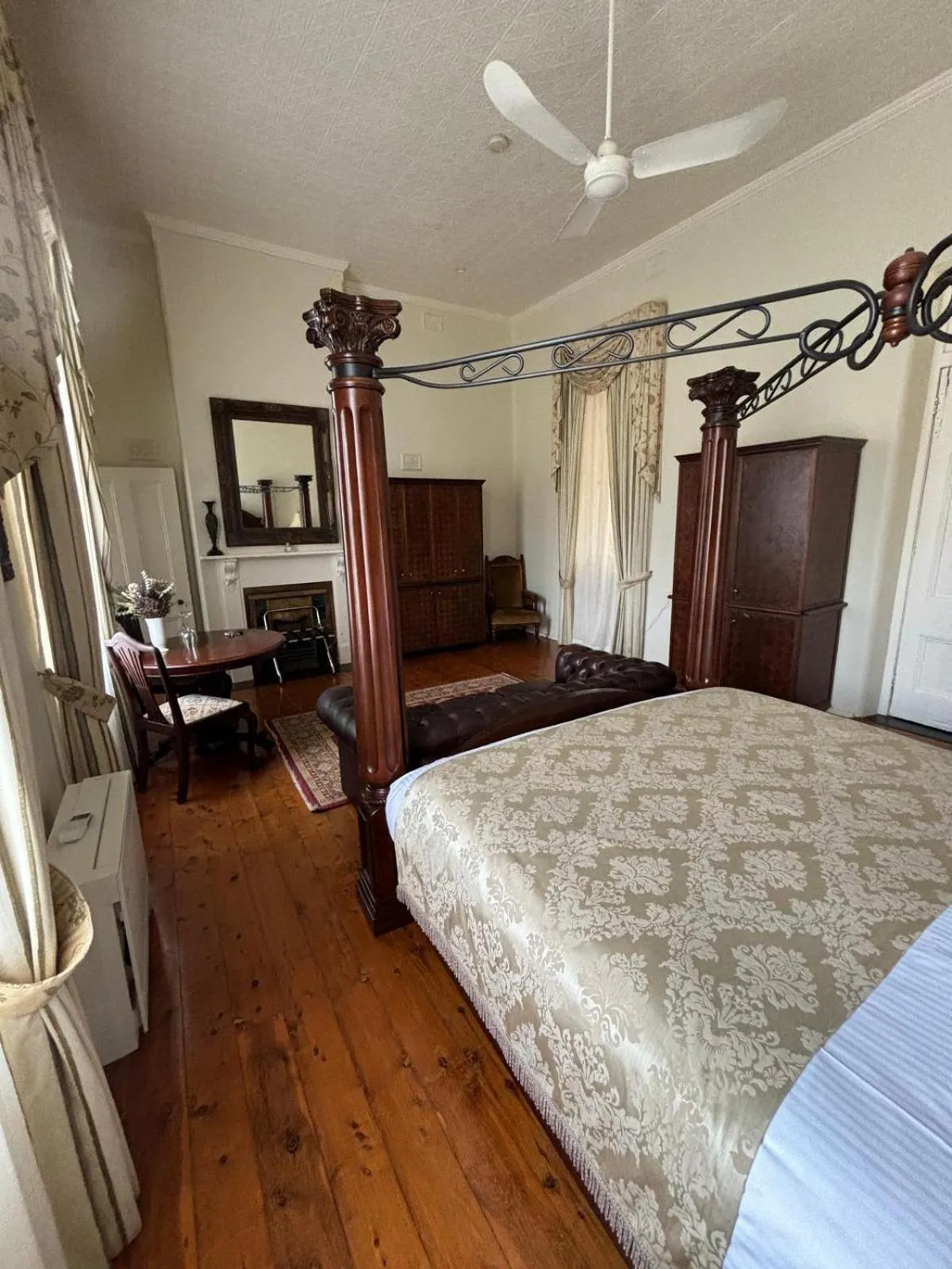 Bed in Hermitage Hill Country Retreat