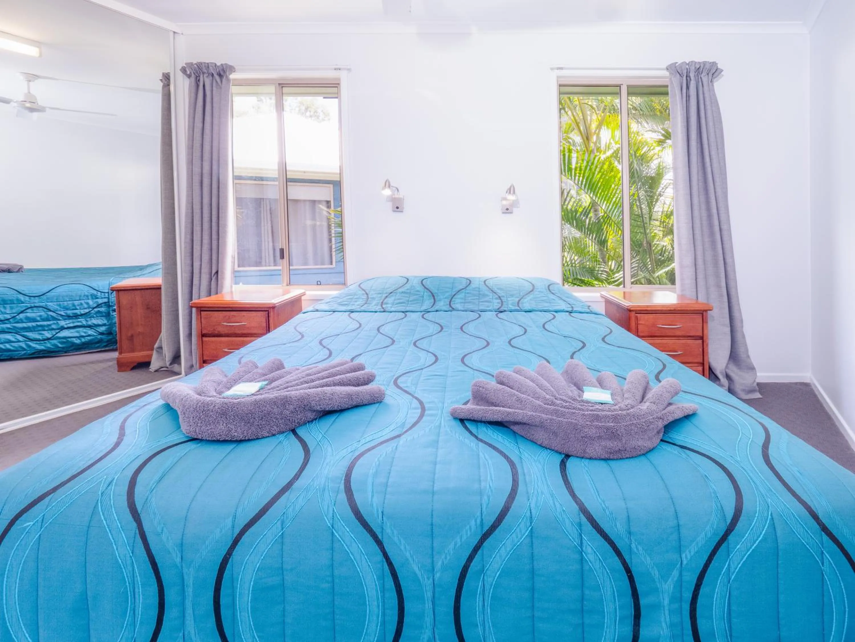 Bed in Boyne Island Motel and Villas