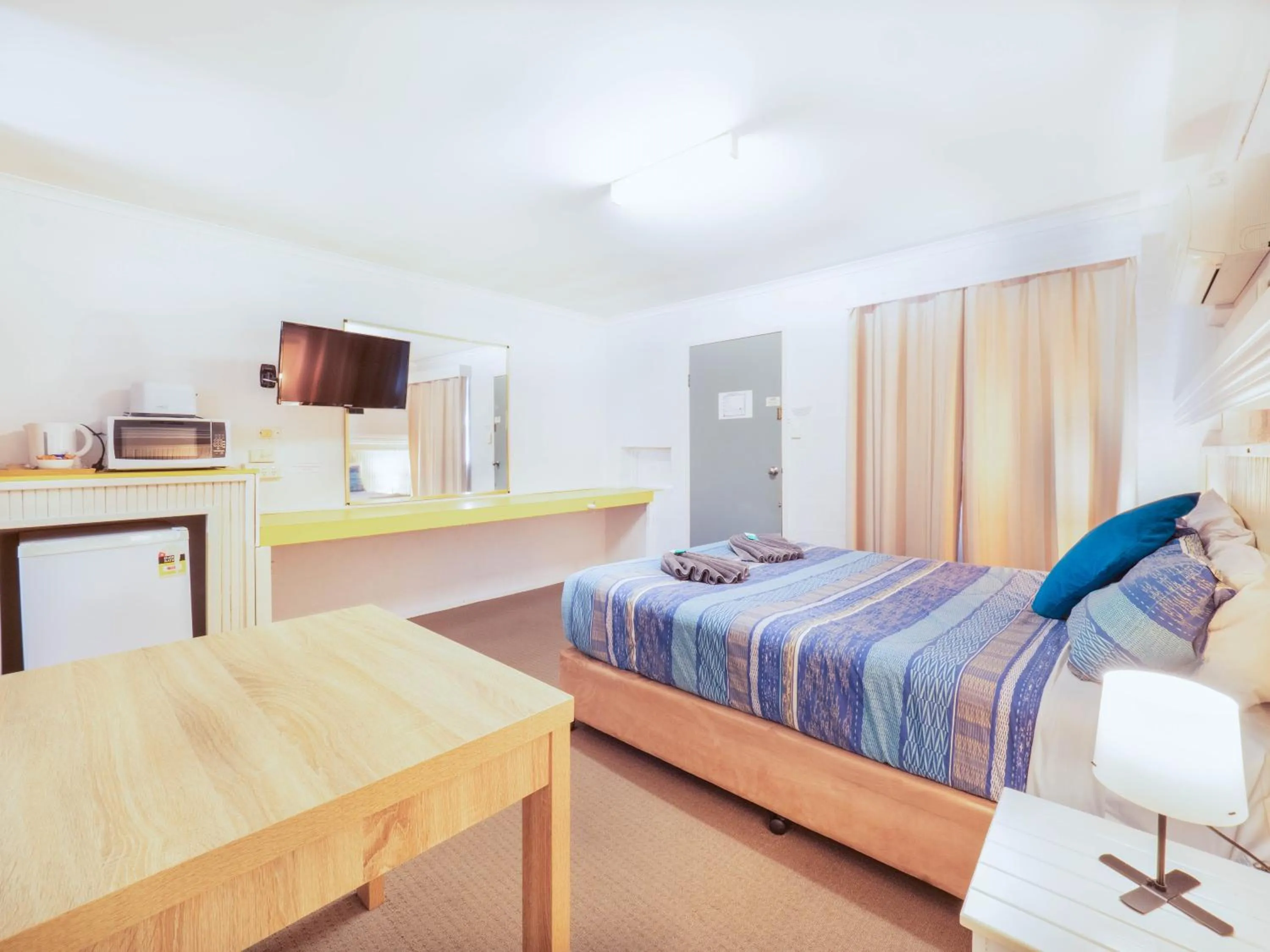 Photo of the whole room, Bed in Boyne Island Motel and Villas