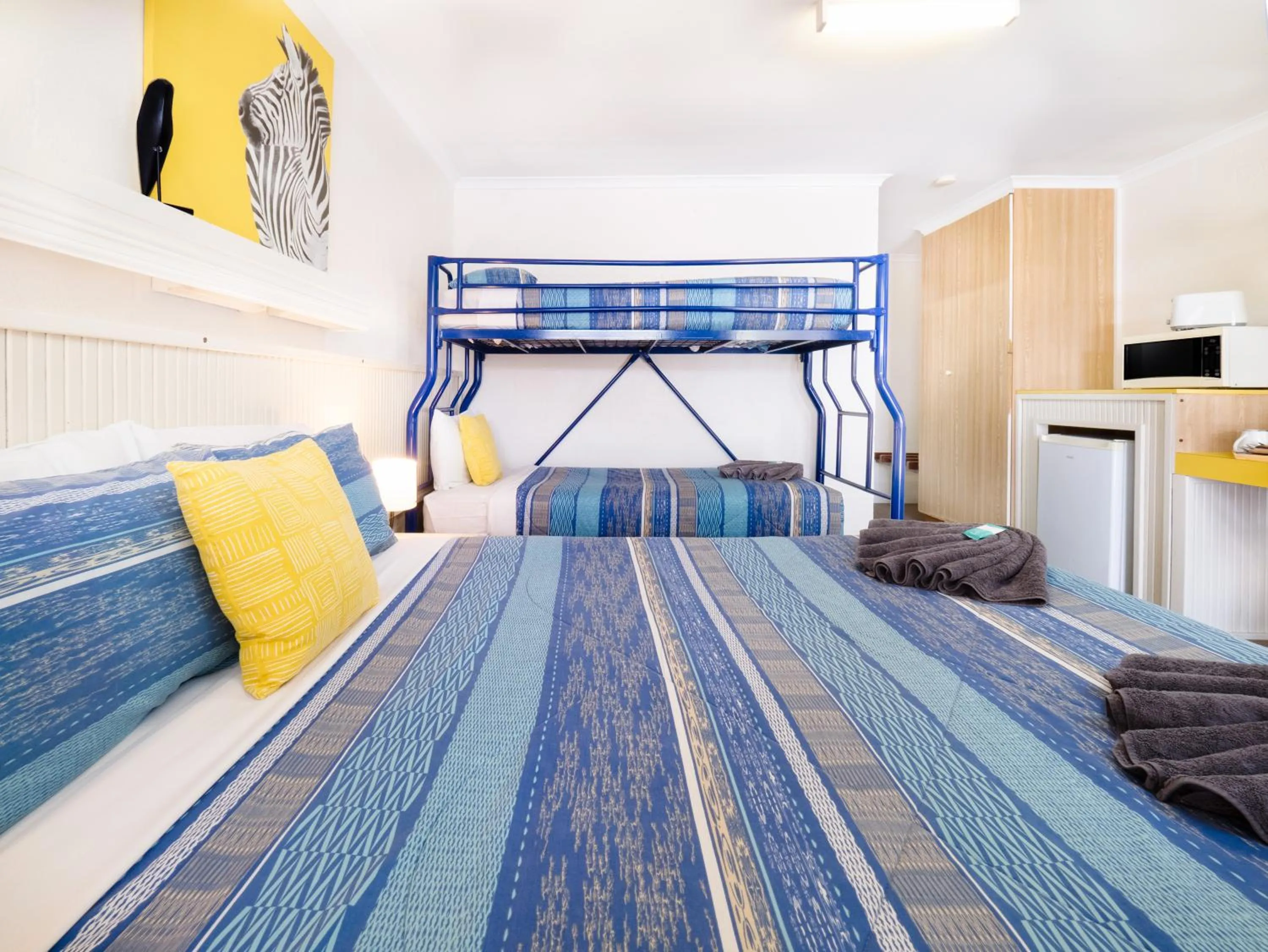 Bed in Boyne Island Motel and Villas