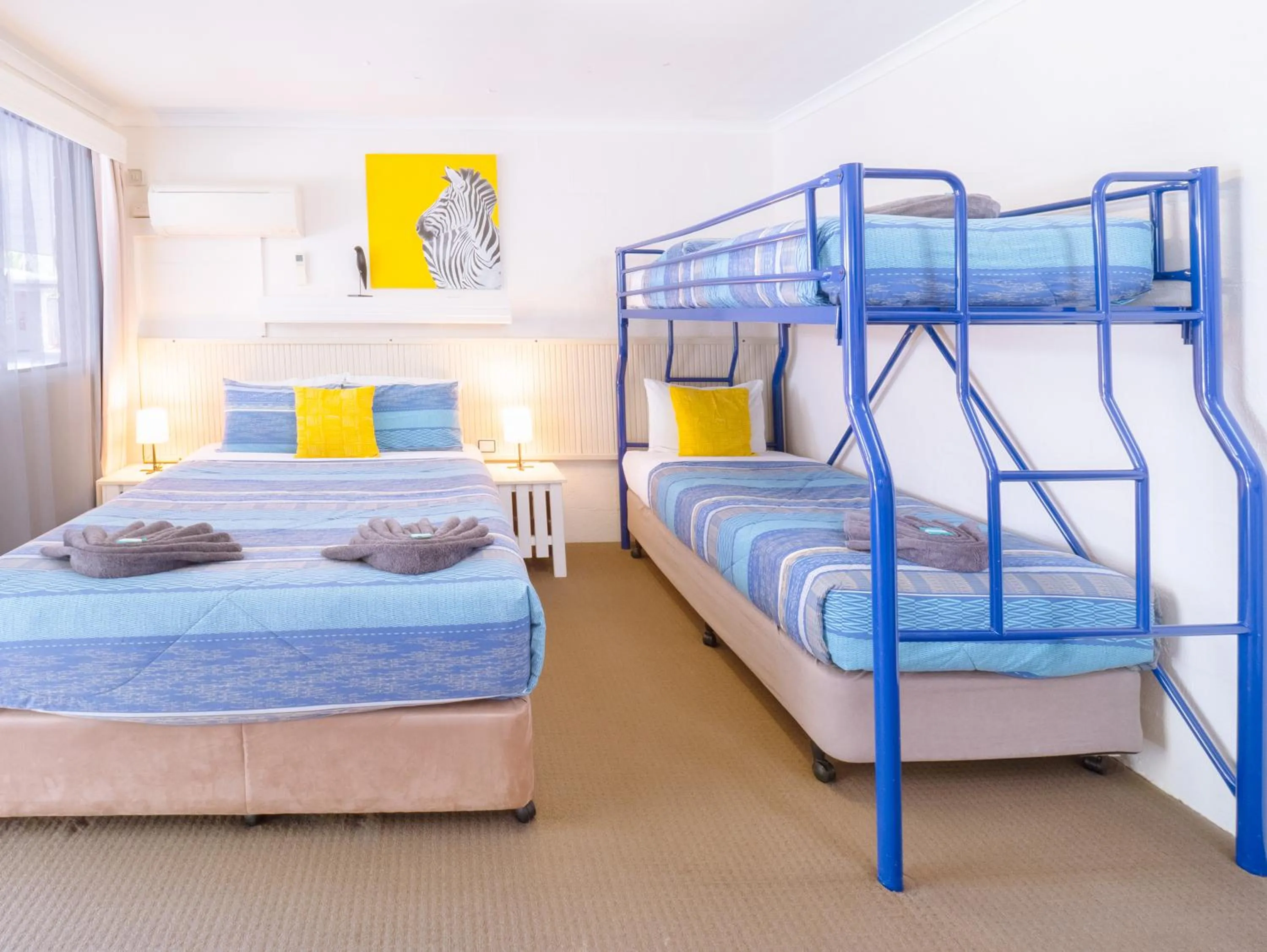 Bed in Boyne Island Motel and Villas