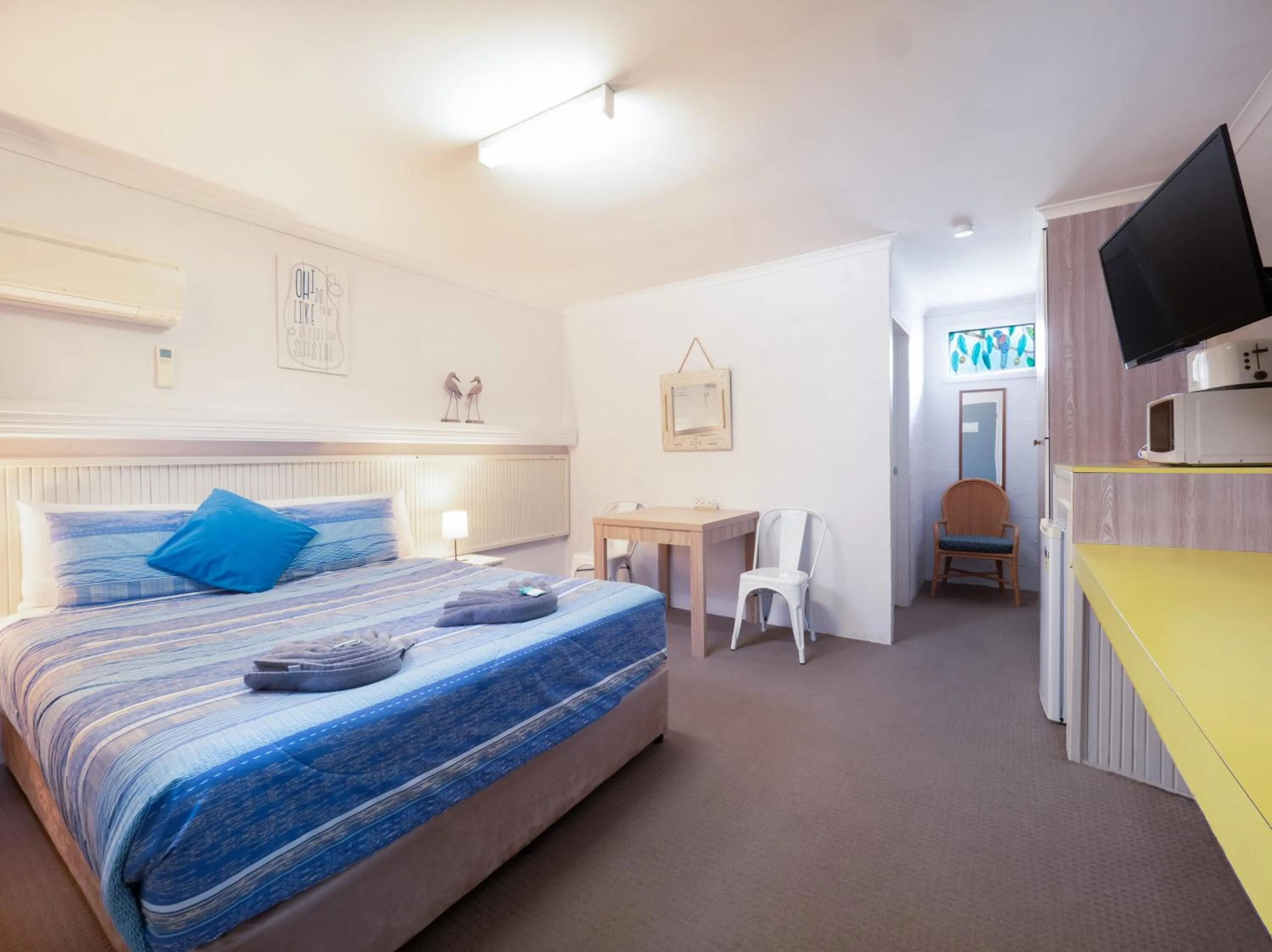 Photo of the whole room, Bed in Boyne Island Motel and Villas