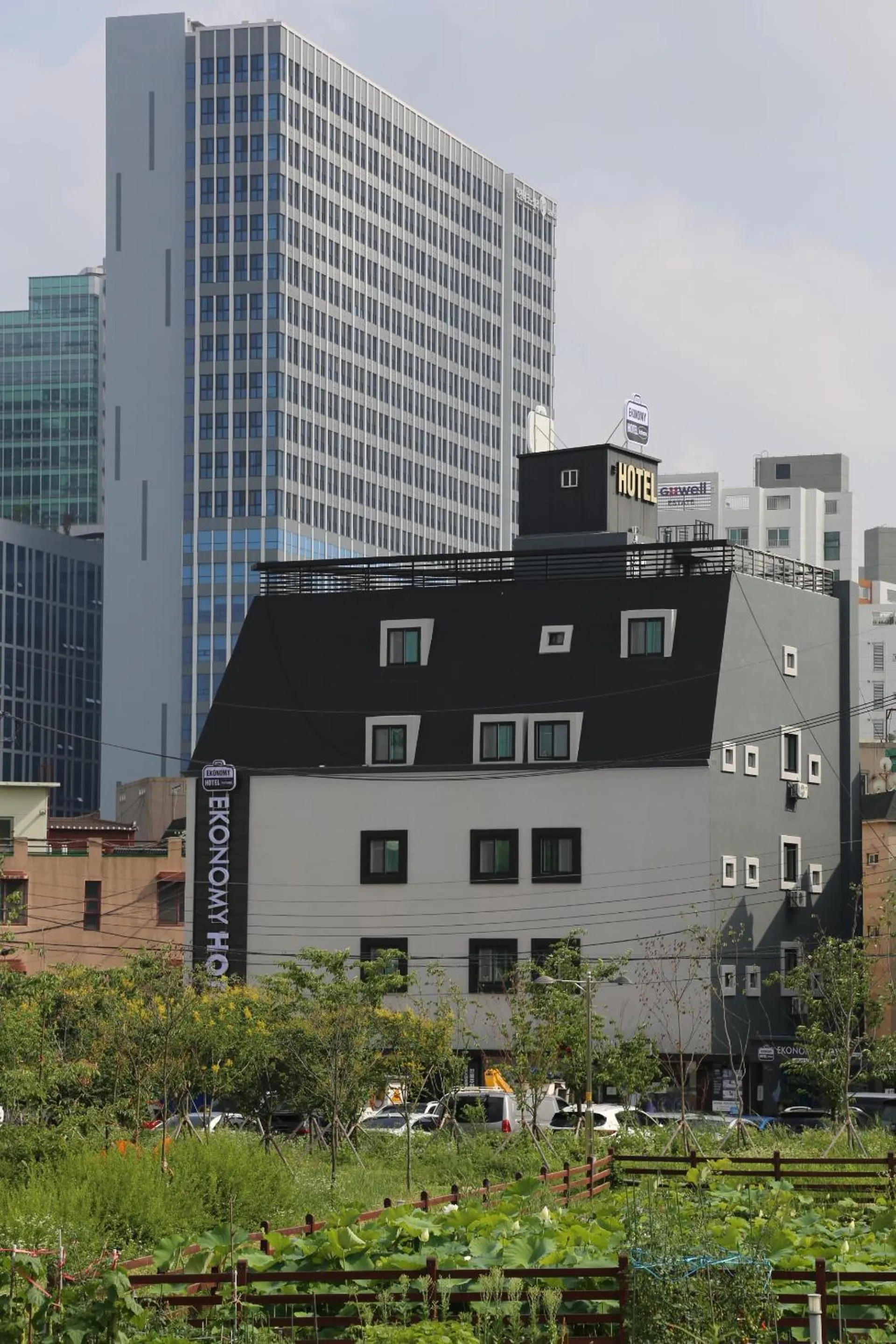 Property building in Ekonomy Hotel Incheon