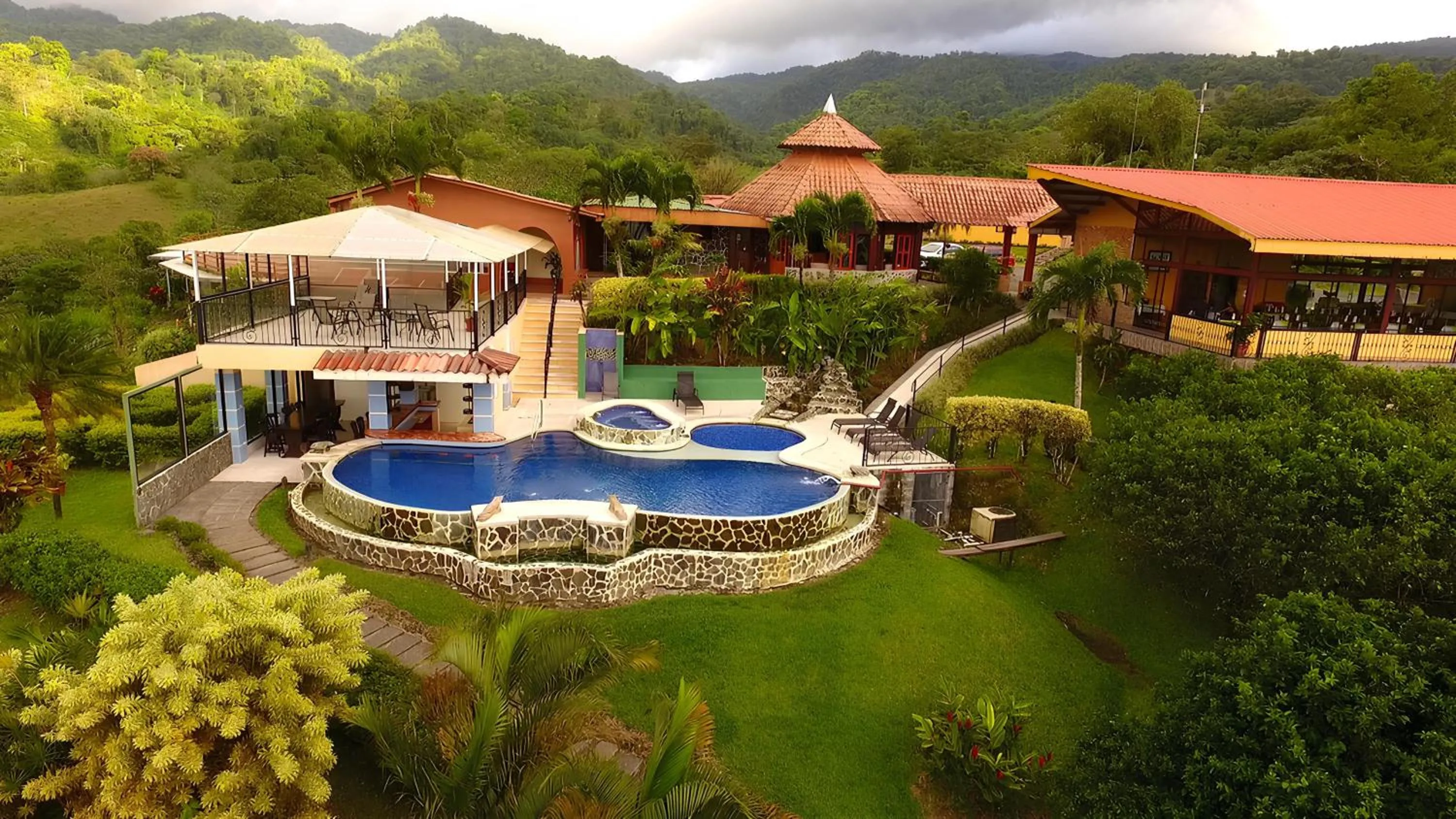 Swimming pool in Hotel Linda Vista