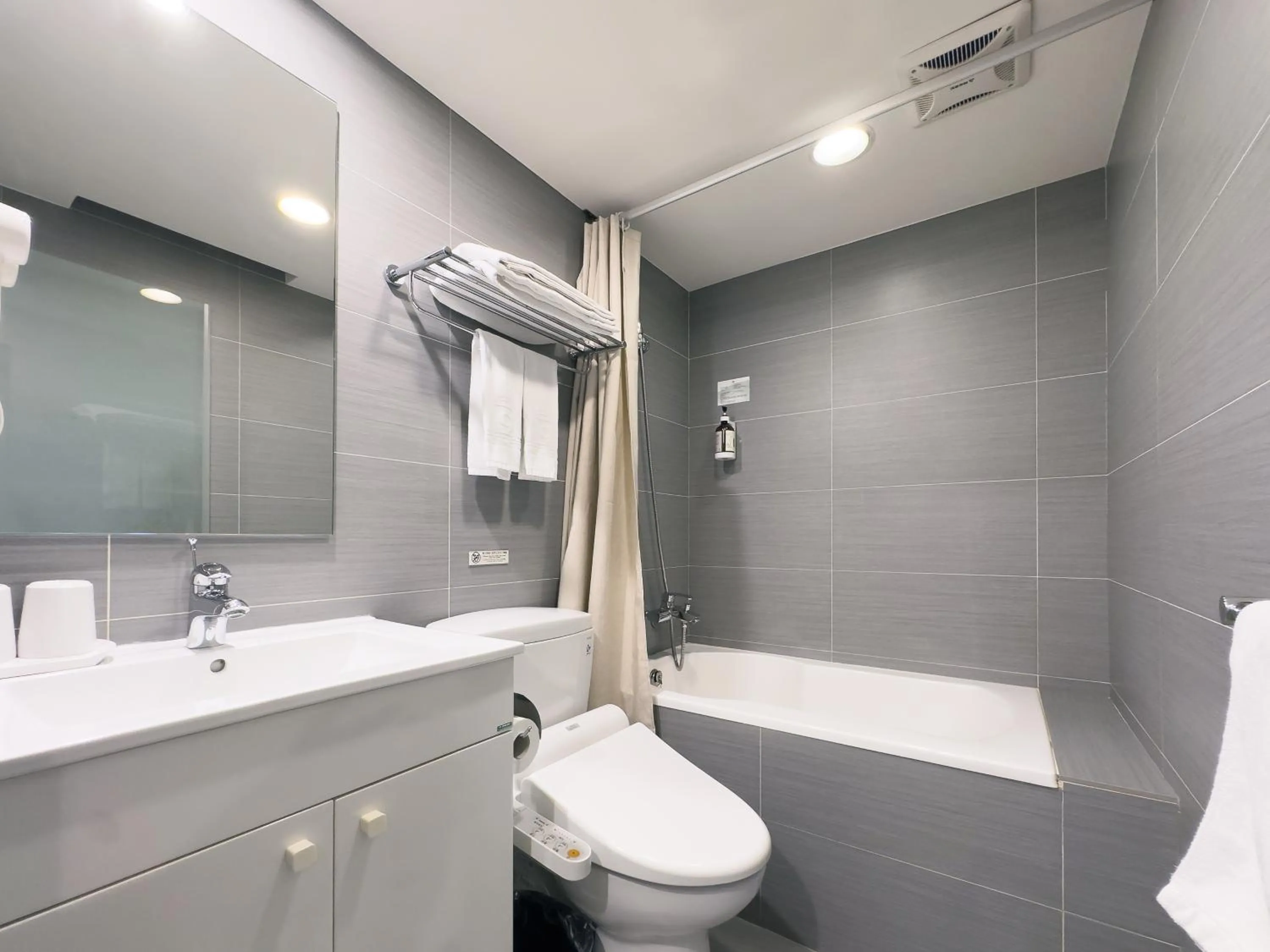 Toilet in 9ine Hotel