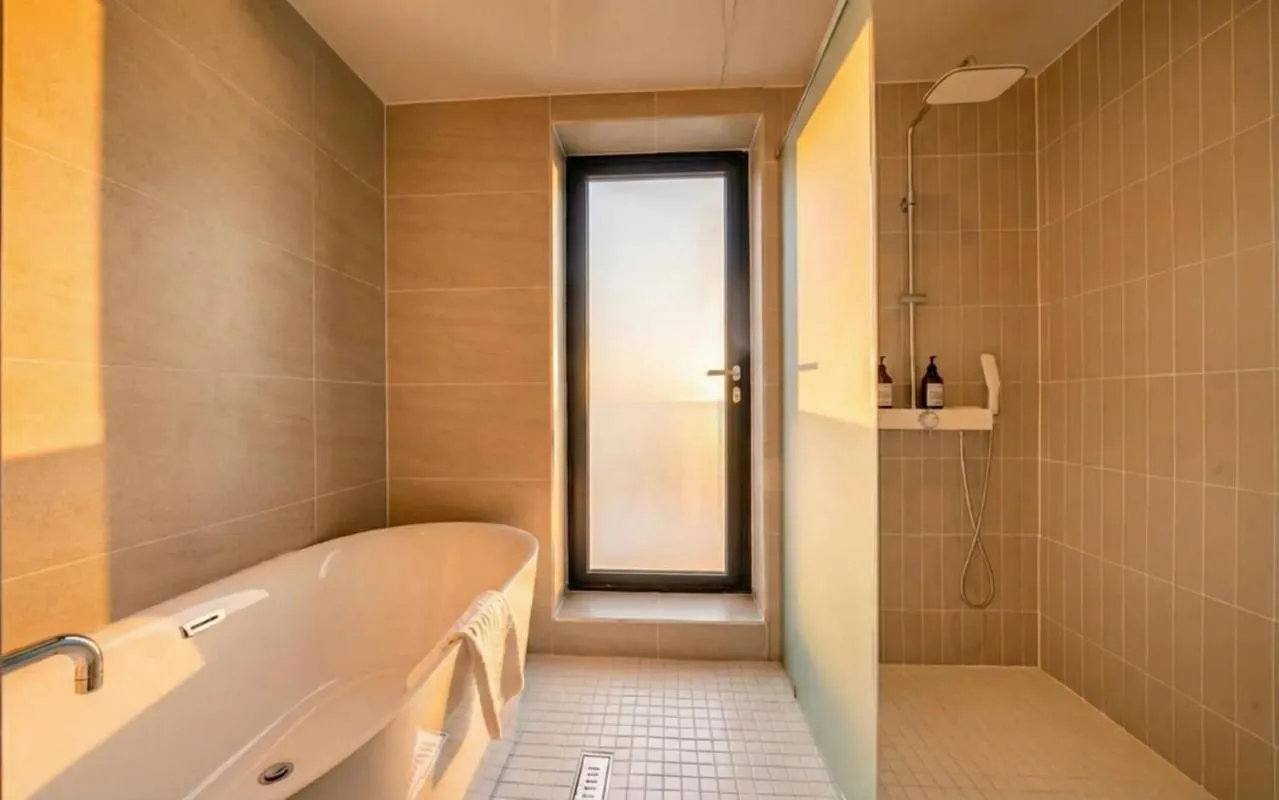 Shower in Haeundae The Van Hotel