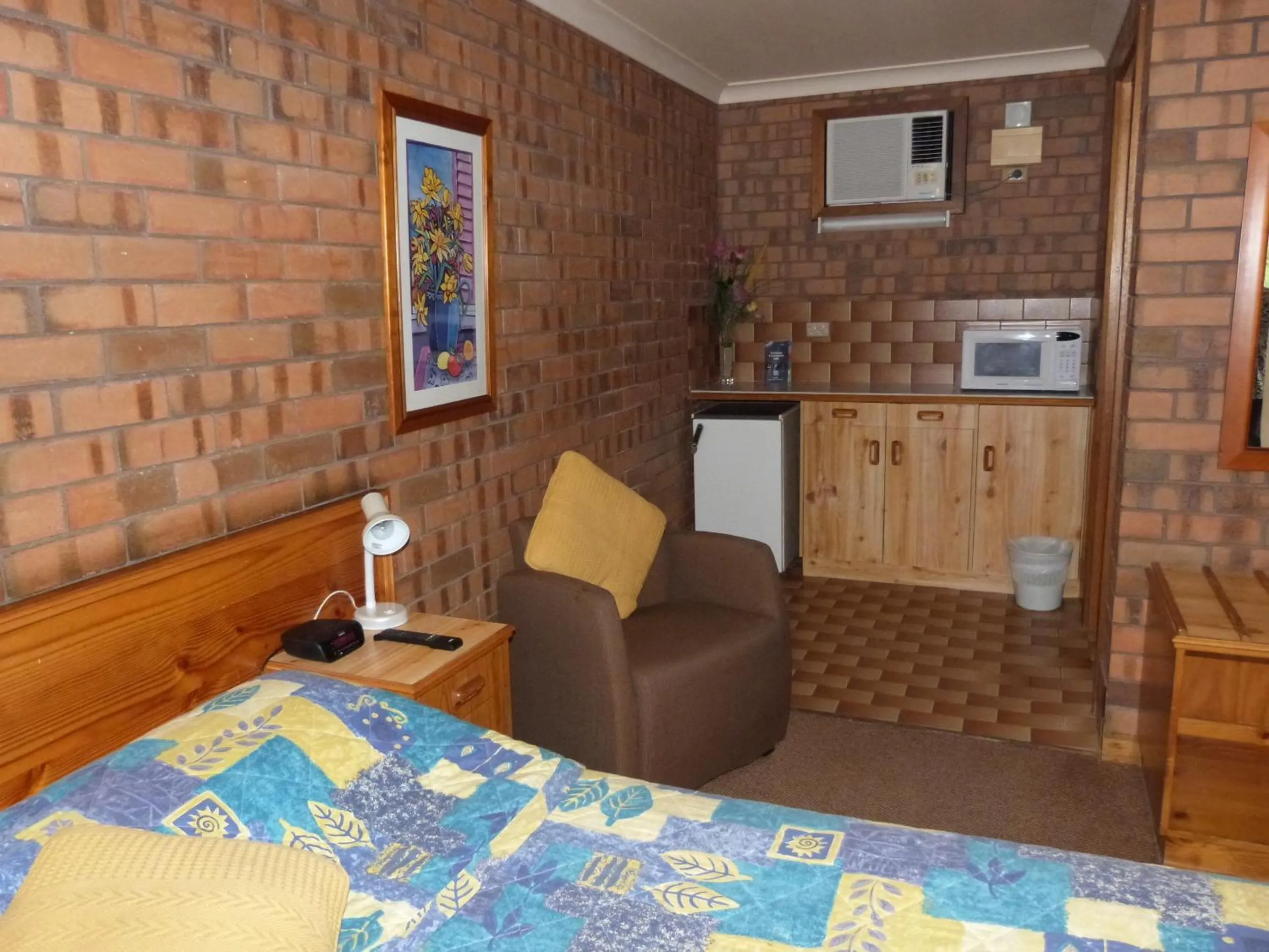 Kitchen or kitchenette, Bed in Wintersun Motel